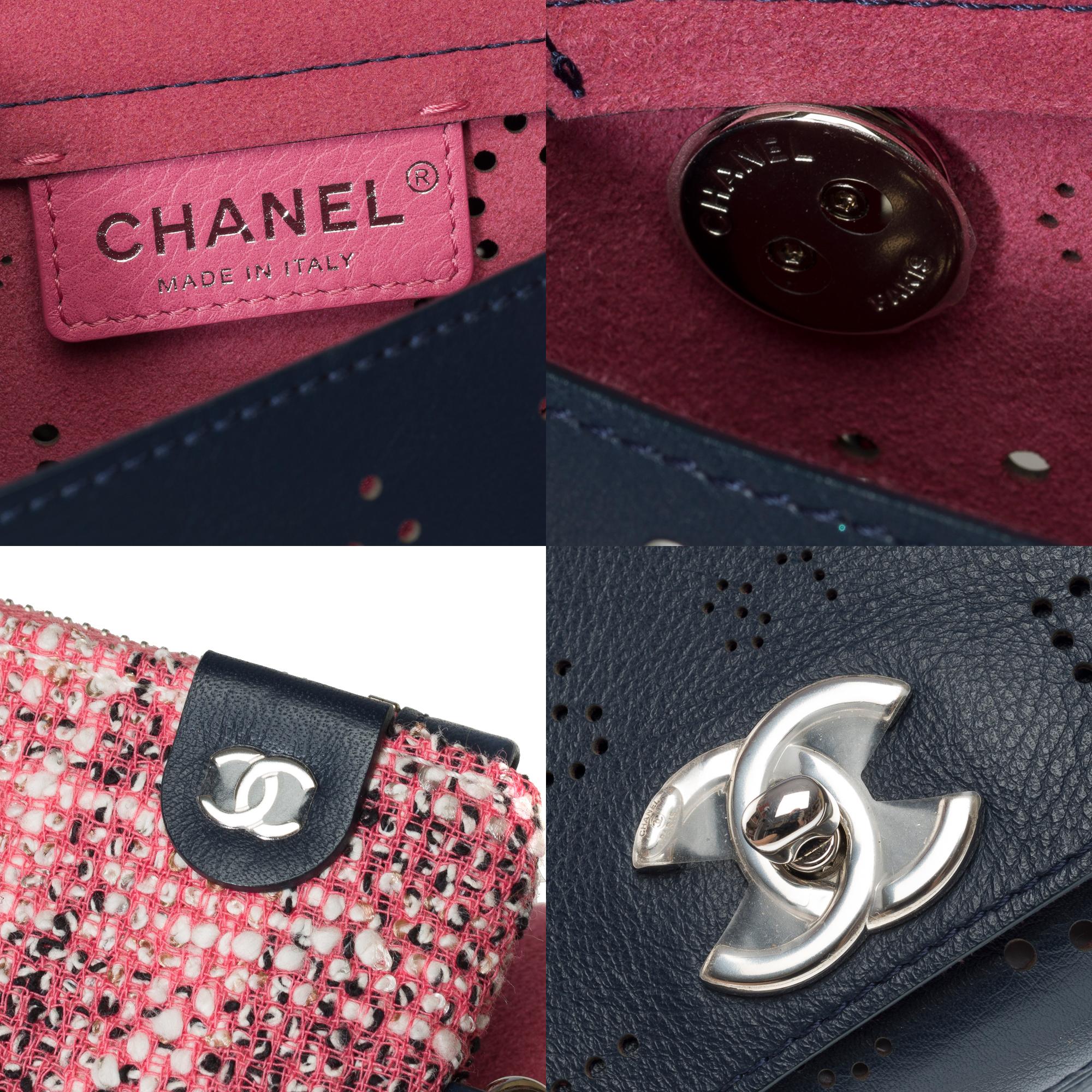 Chanel Classic Umhängetasche mit Überschlag aus marineblauem, perforiertem Leder, SHW im Angebot 3