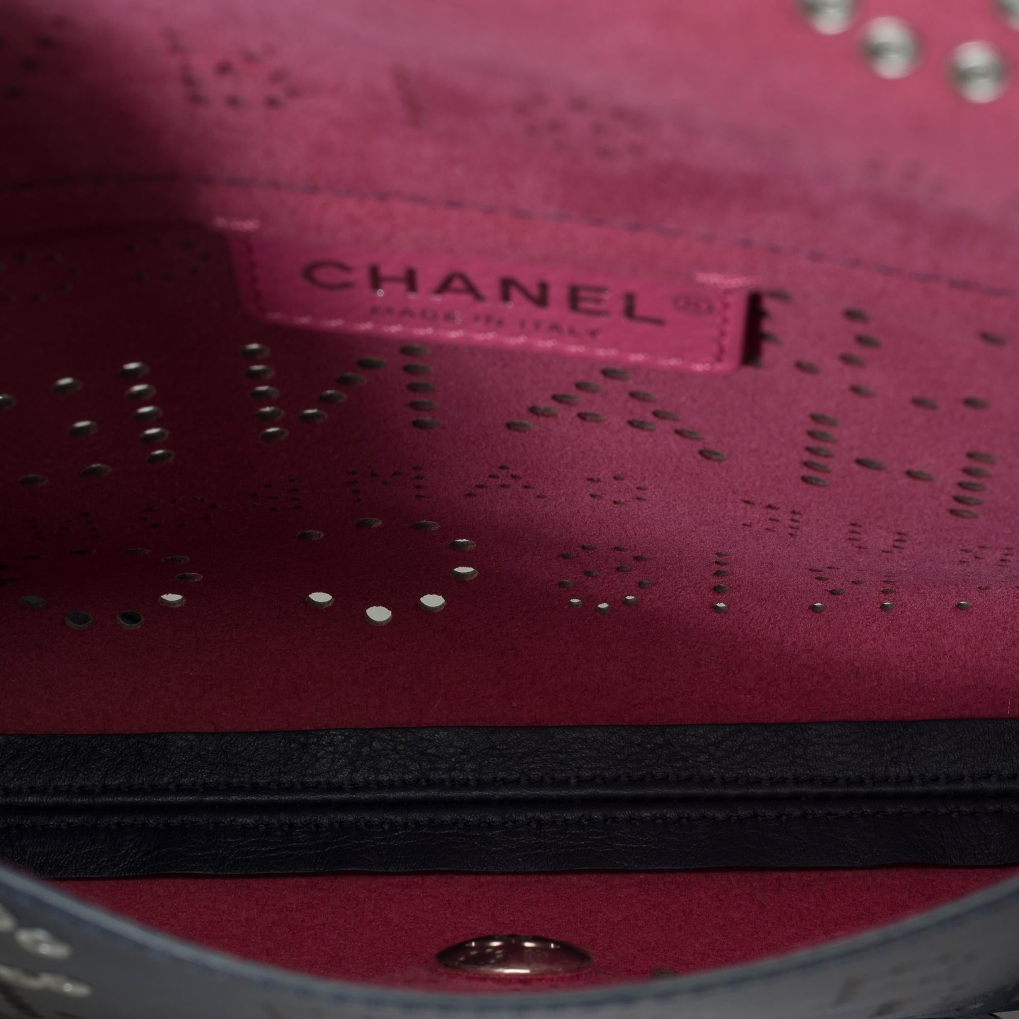 Chanel Classic Umhängetasche mit Überschlag aus marineblauem, perforiertem Leder, SHW im Angebot 5