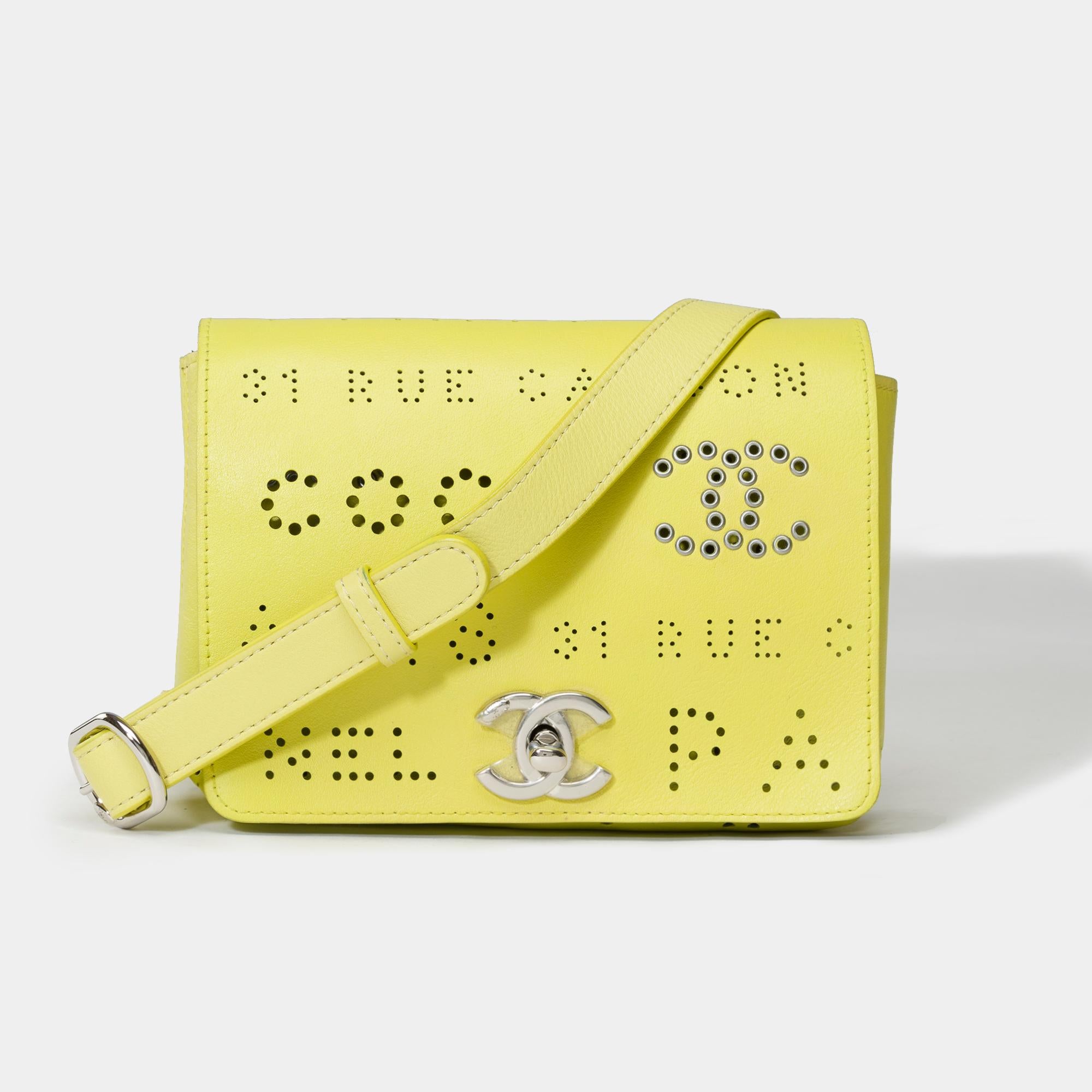 Chanel Classic shoulder flap bag in Yellow perforated leather, SHW In Excellent Condition In Paris, IDF
