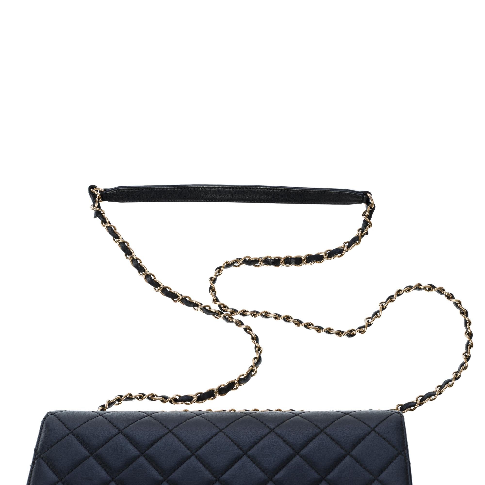 Bolso de hombro Chanel Classic de solapa única en piel acolchada negra , GHW en venta 6