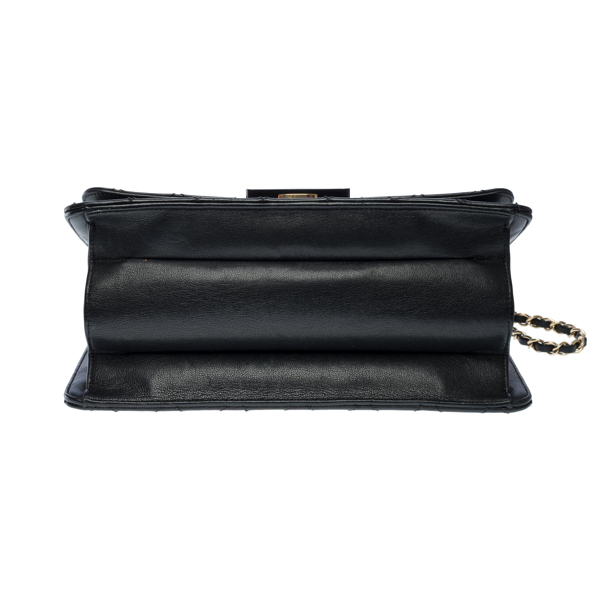Bolso de hombro Chanel Classic de solapa única en piel acolchada negra , GHW en venta 7