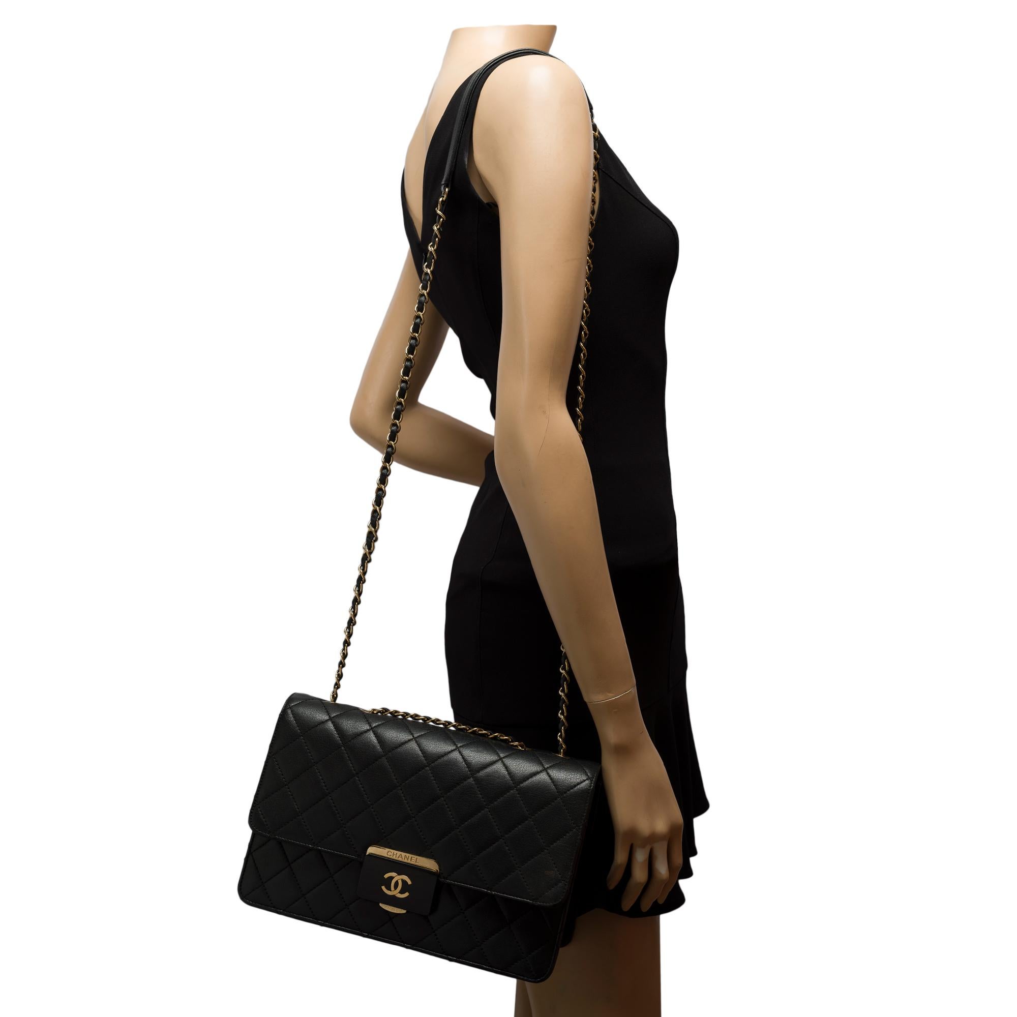 Bolso de hombro Chanel Classic de solapa única en piel acolchada negra , GHW en venta 9