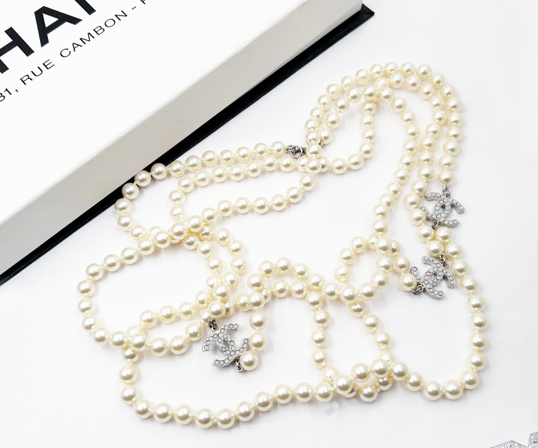 Chanel Classic Silver CC 72″ Super Long Faux Pearl Necklace

*Marked 11
*Made in France
*Comes with the original box

-It is approximately 72″ total length.
-Pendants are approximately 0.8″ x 0.55″.
-Wear it as long necklace, or wrap it double as