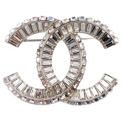 Chanel Klassische Silber CC Baguette Kristall Brosche