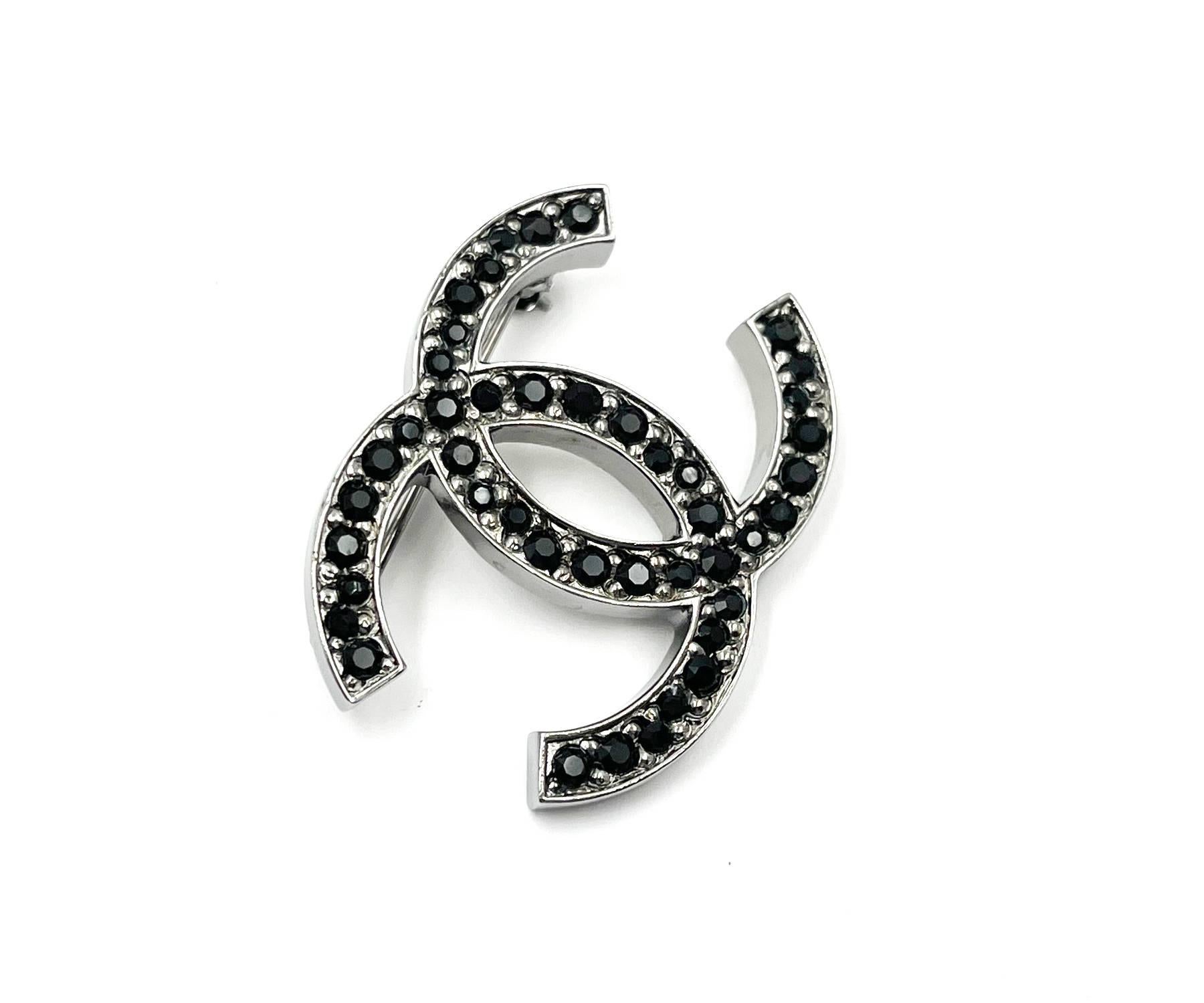 Chanel Classic Silber CC Schwarz Kristall Medium Brosche (Kunsthandwerker*in) im Angebot