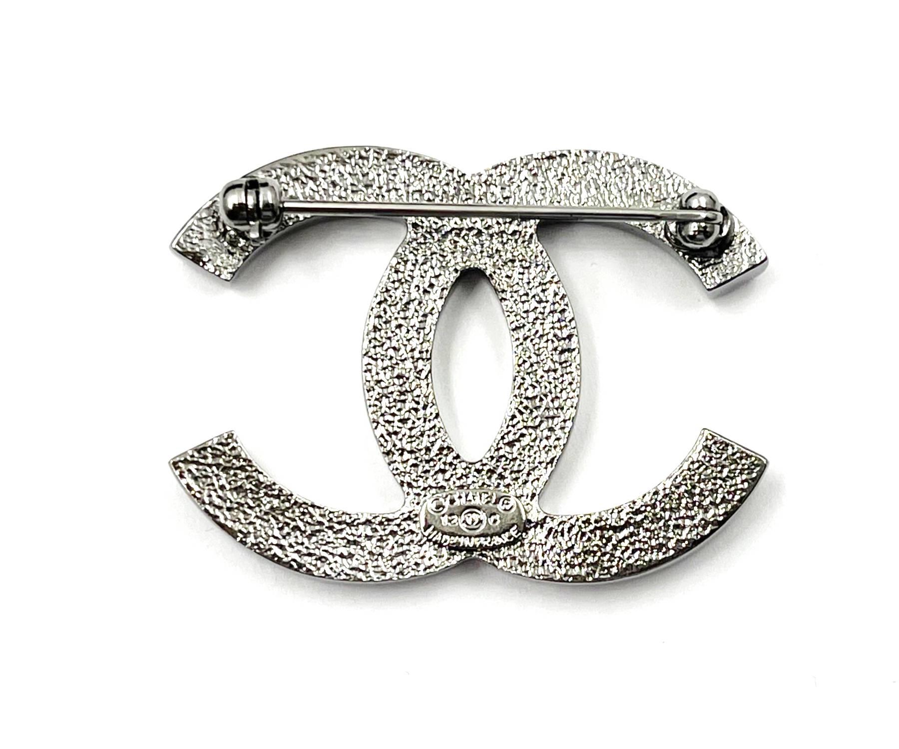 Chanel Classic Silver CC Black Crystal Medium Brooch In Excellent Condition In Pasadena, CA