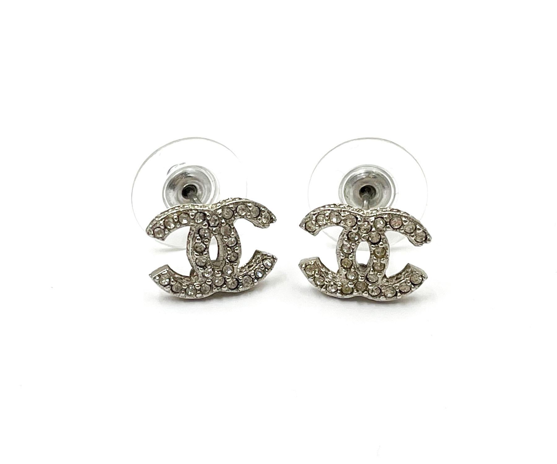 Orecchini Chanel Classic Silver CC Crystal Curve Small Piercing

*Segnalato 16
*Fatto in Italia
*Viene fornito con la scatola originale

-Misura circa 0,5