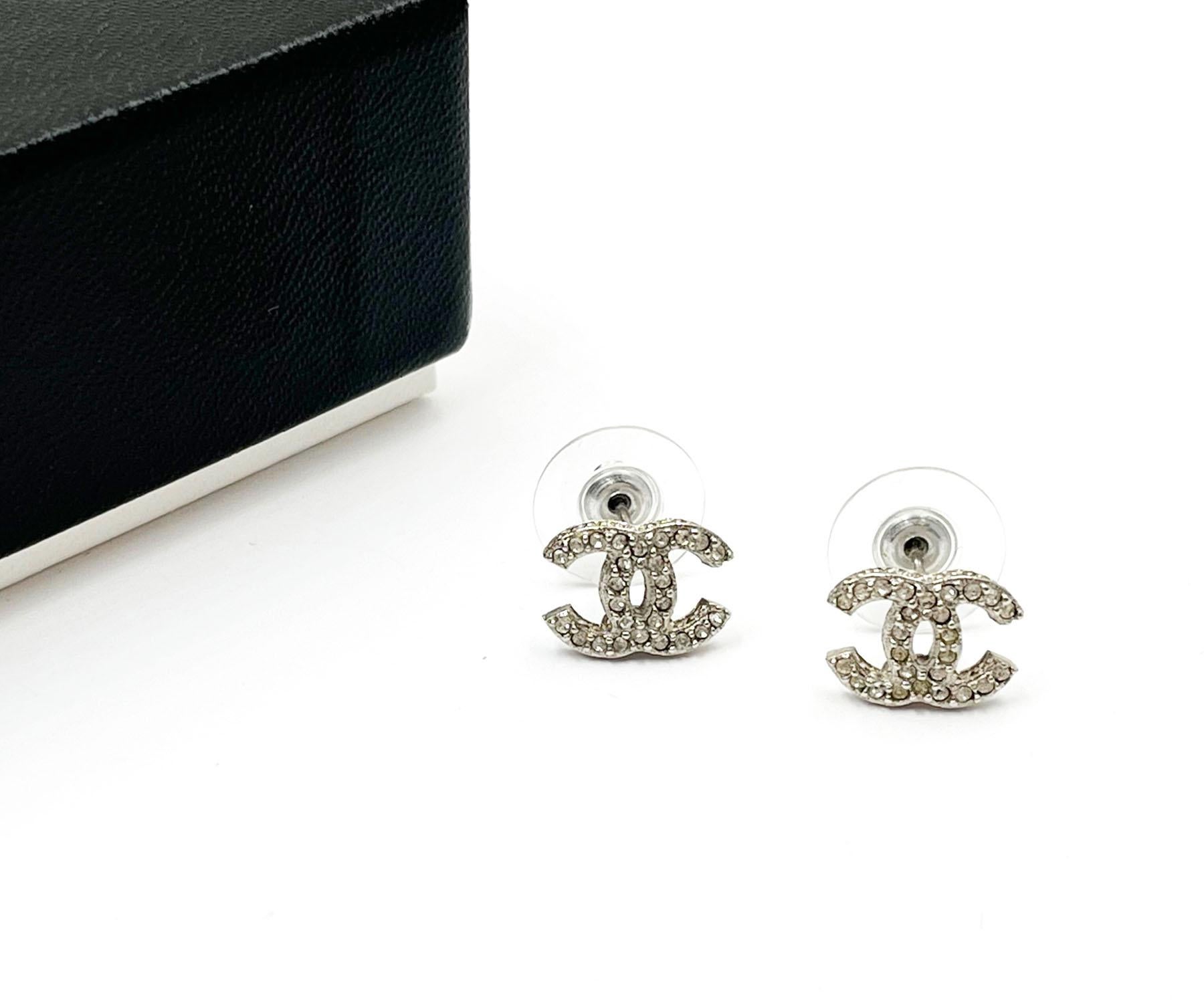 Artigiano Orecchini Chanel Classic Silver CC Crystal Curve Small Piercing in vendita