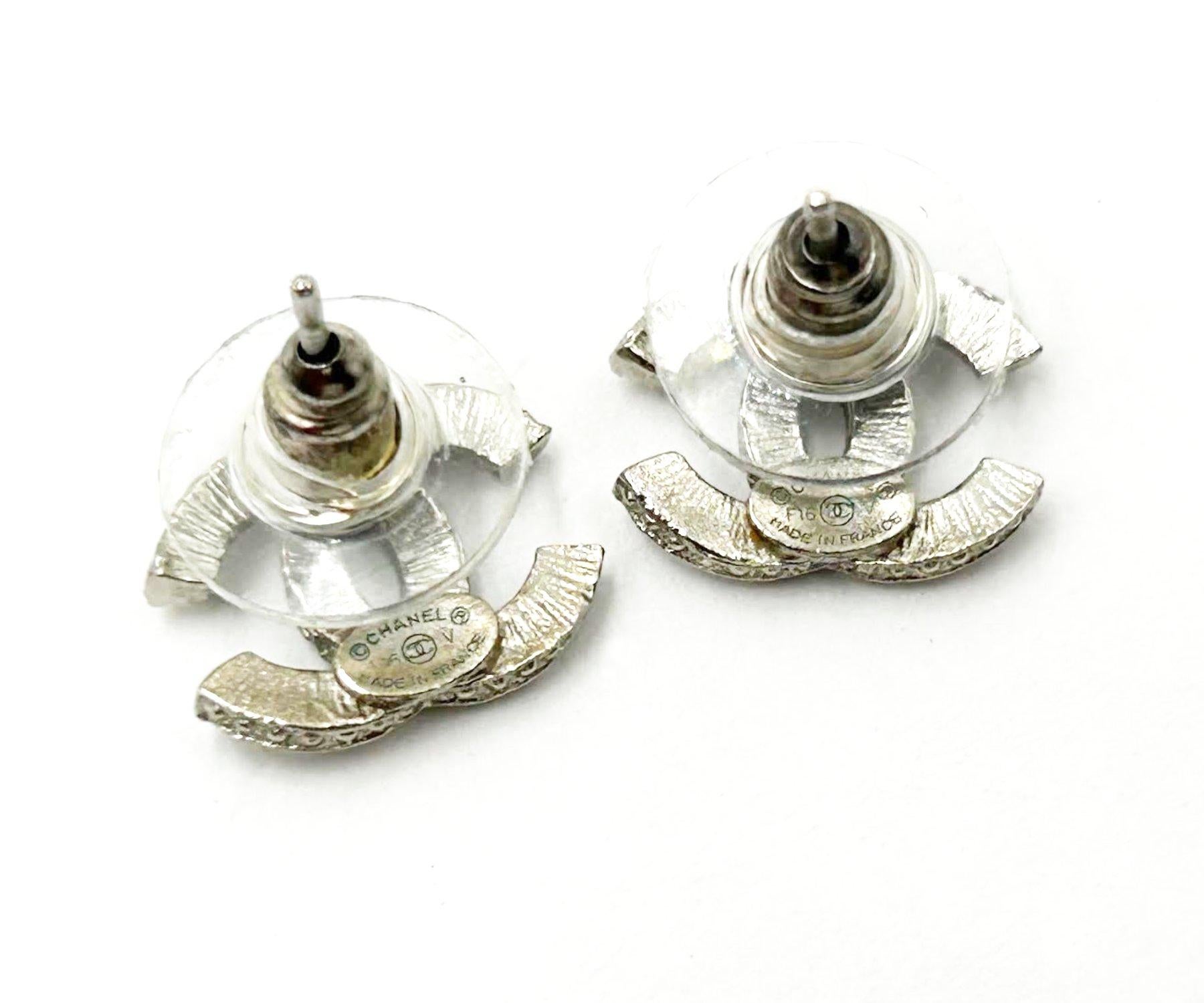 Donna Orecchini Chanel Classic Silver CC Crystal Curve Small Piercing in vendita