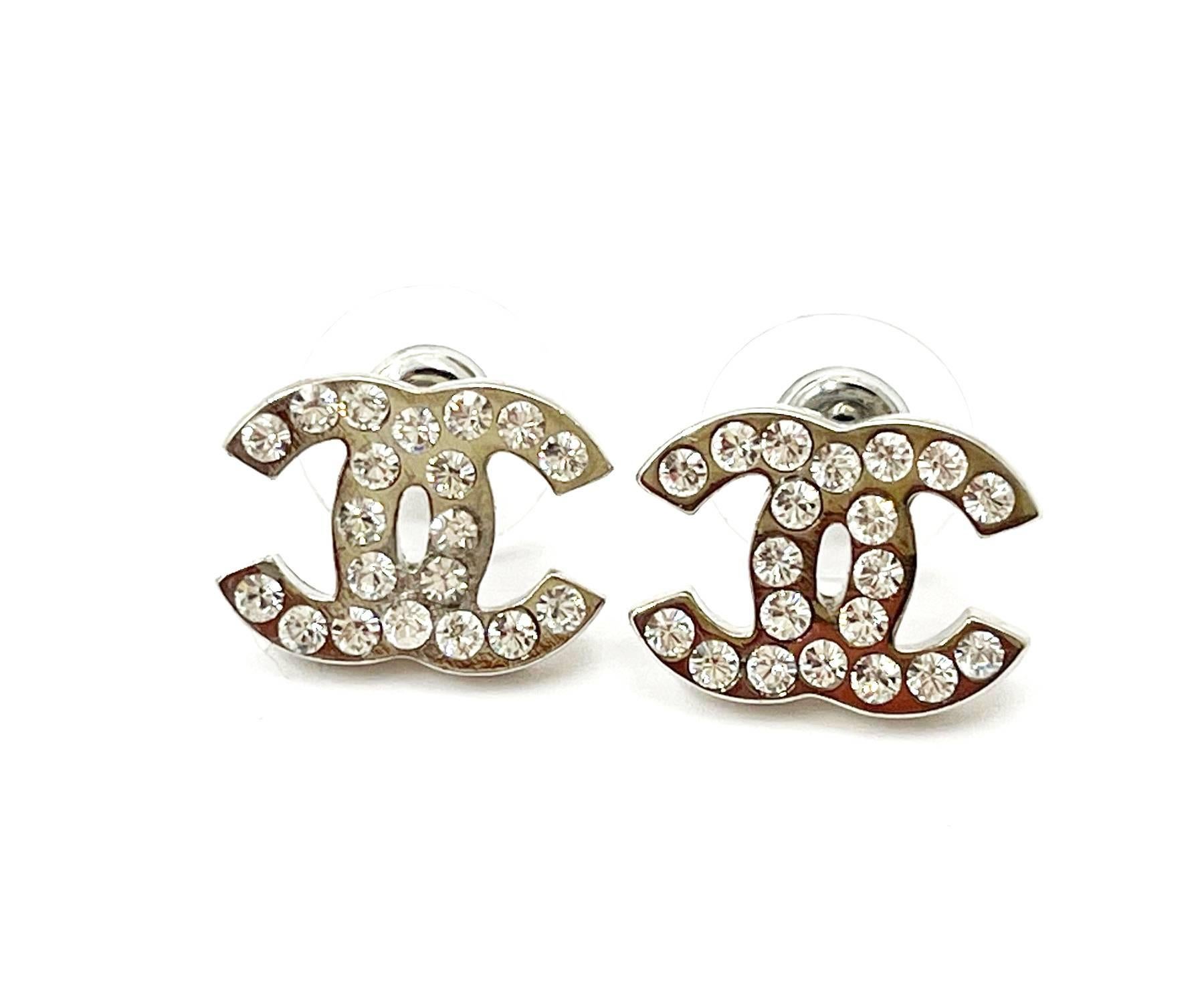 Chanel Classic Silver CC Crystal Medium Piercing Earrings

*Marked 08
*Made in France

-It is approximately 0.6