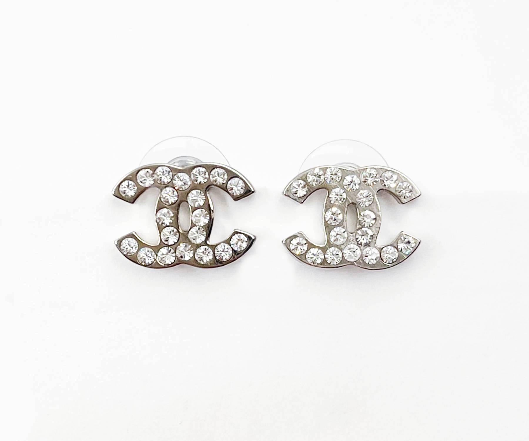 Chanel Classic Silber CC Kristall Medium Piercing Ohrringe

*Markiert 09
*Hergestellt in Frankreich
*Kommt mit dem Originalkarton

-Es ist ungefähr 0,6″ x 0,55″.
-Dies ist einer der begehrtesten und meistverkauften klassischen