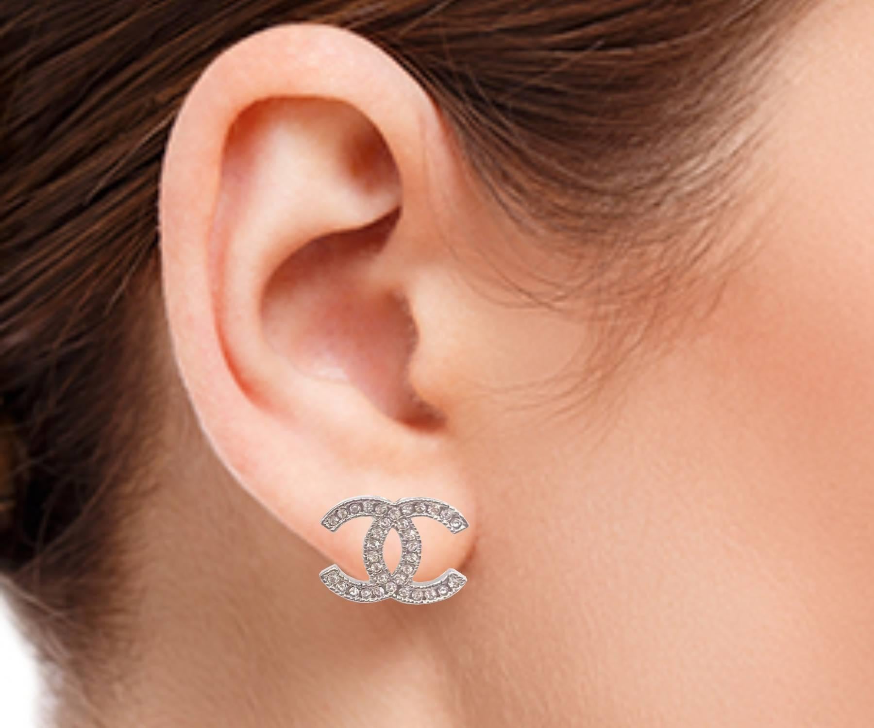 Chanel Klassische Silber CC Kristall Moscova Ohrringe mit durchbohrten Ohrringen im Zustand „Hervorragend“ in Pasadena, CA