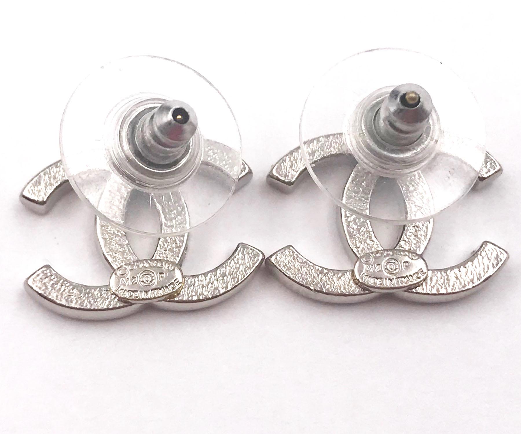 Orecchini con piercing Chanel Classic Silver CC Crystal Moscova In condizioni ottime in vendita a Pasadena, CA