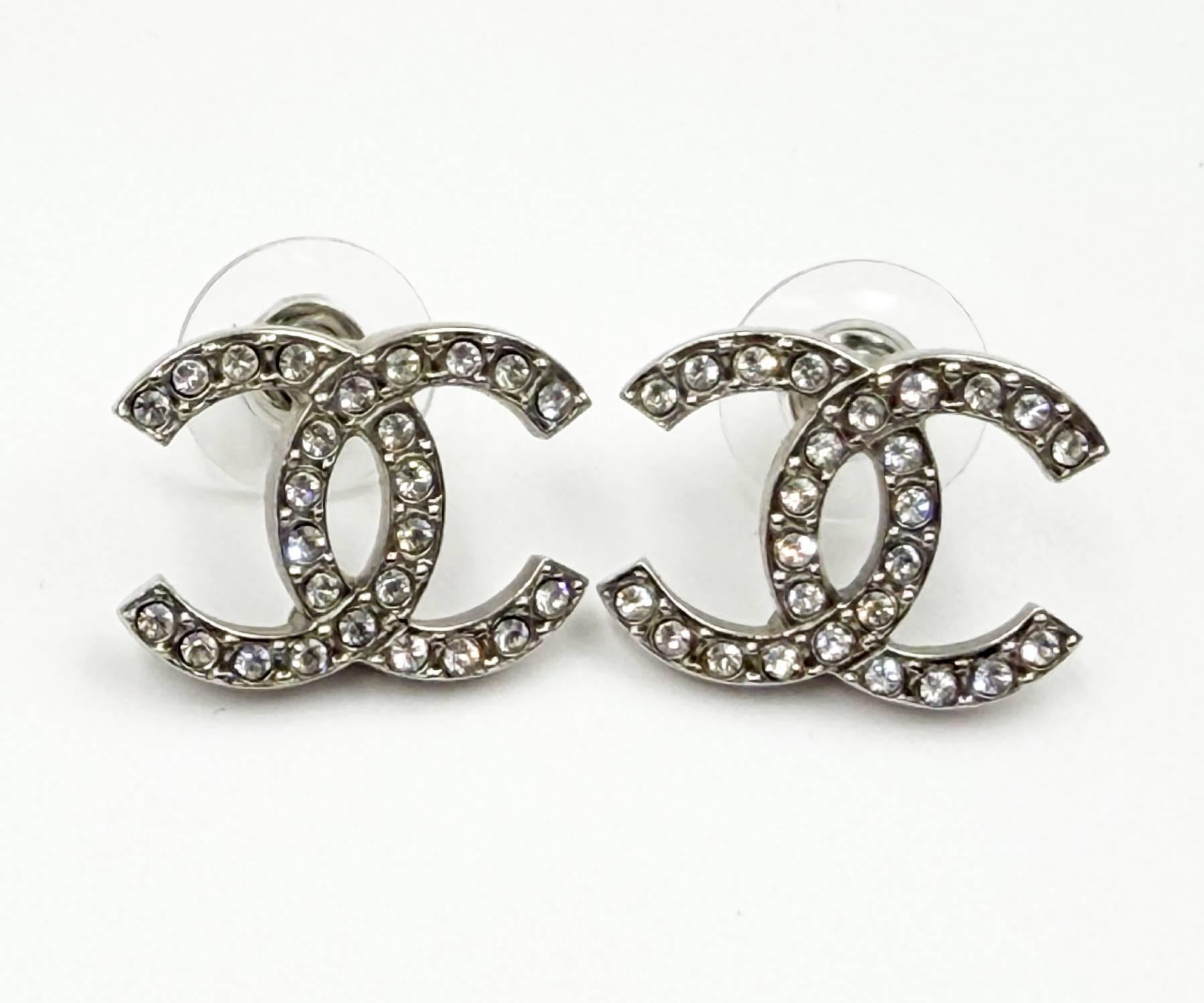 Chanel Classic Silver CC Crystal Reissued Moscova  Orecchini con piercing

*Segnalato 22
*Fatto in Francia
*Viene fornito con la scatola e l'astuccio originali

-Misura circa 0,75