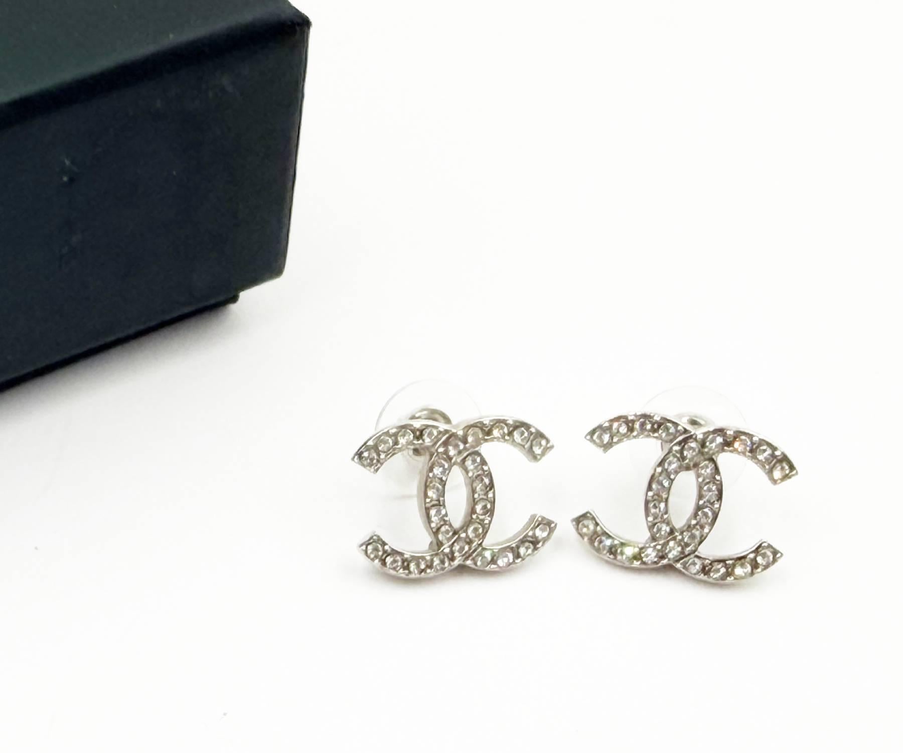 Artigiano Chanel Classic Silver CC Crystal Reissued Moscova  Orecchini con piercing in vendita