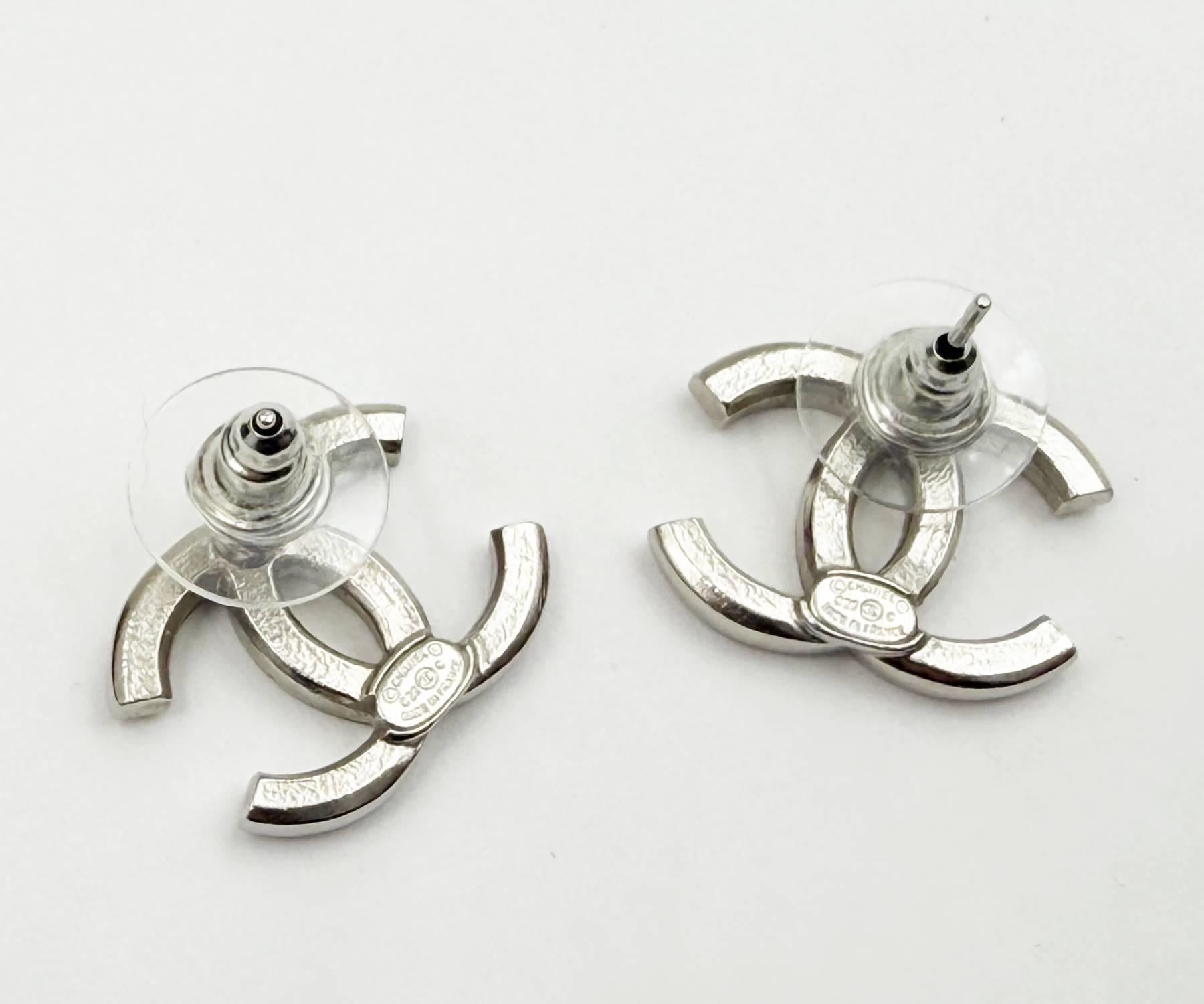 Chanel Classic Silver CC Crystal Reissued Moscova  Orecchini con piercing In condizioni ottime in vendita a Pasadena, CA