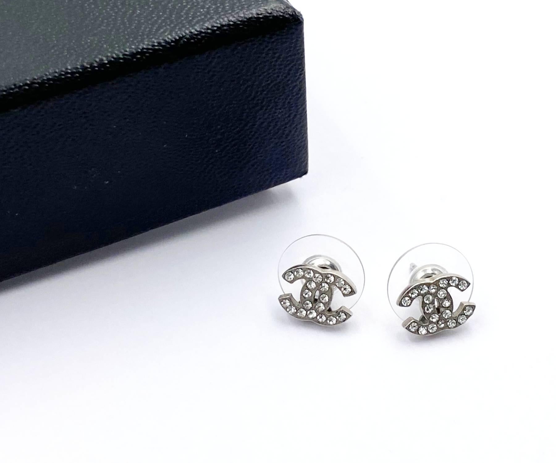 Chanel Classic Silver CC Crystal Small Piercing Earrings

*Marked 11
*Made in France
*Comes with the original box

-Approximately 0.3