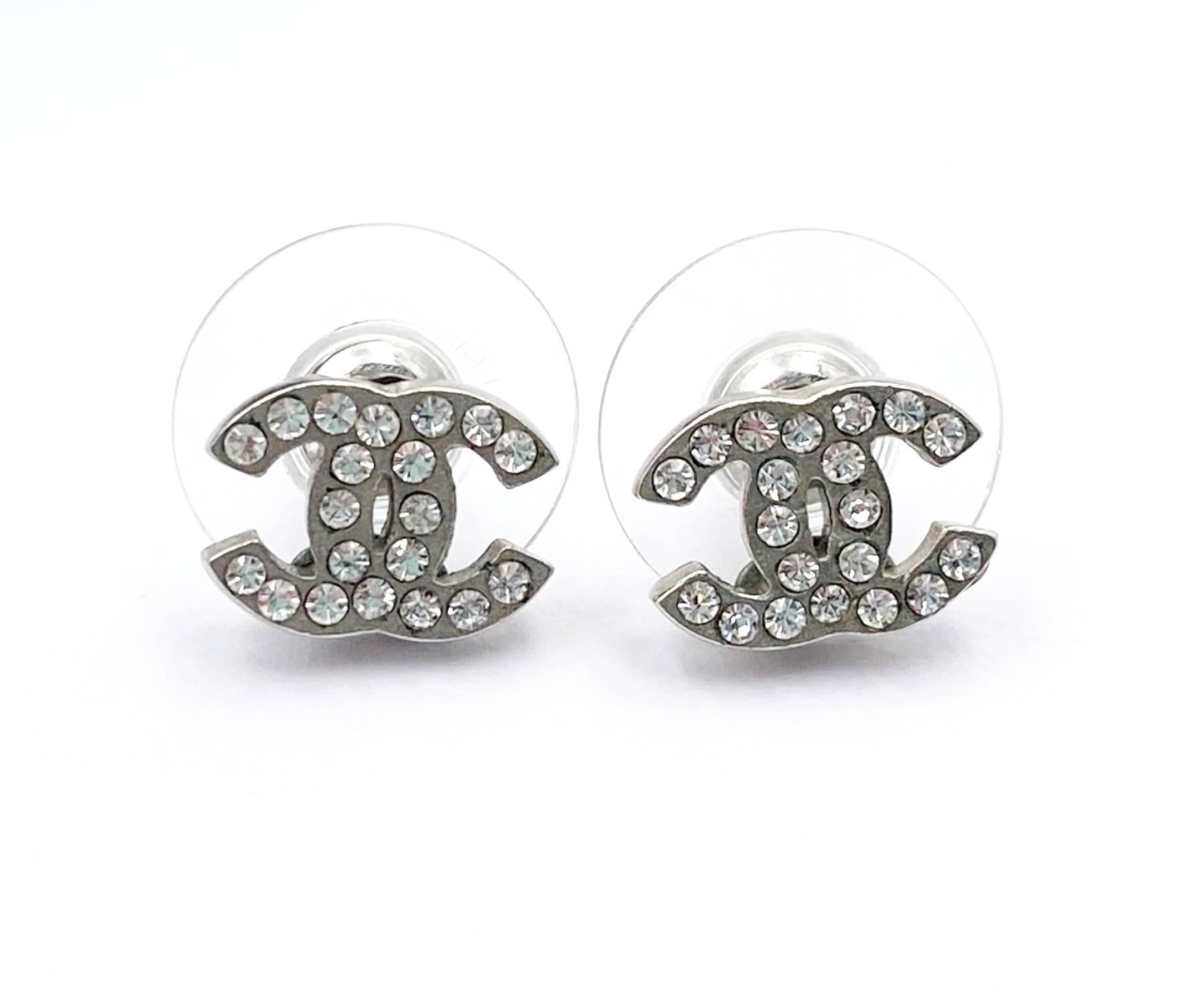Chanel Classic Silver CC Crystal Small Piercing Earrings

*Marked 09 ( Missing 1 hallmark)
*Made in France

-Approximately 0.3