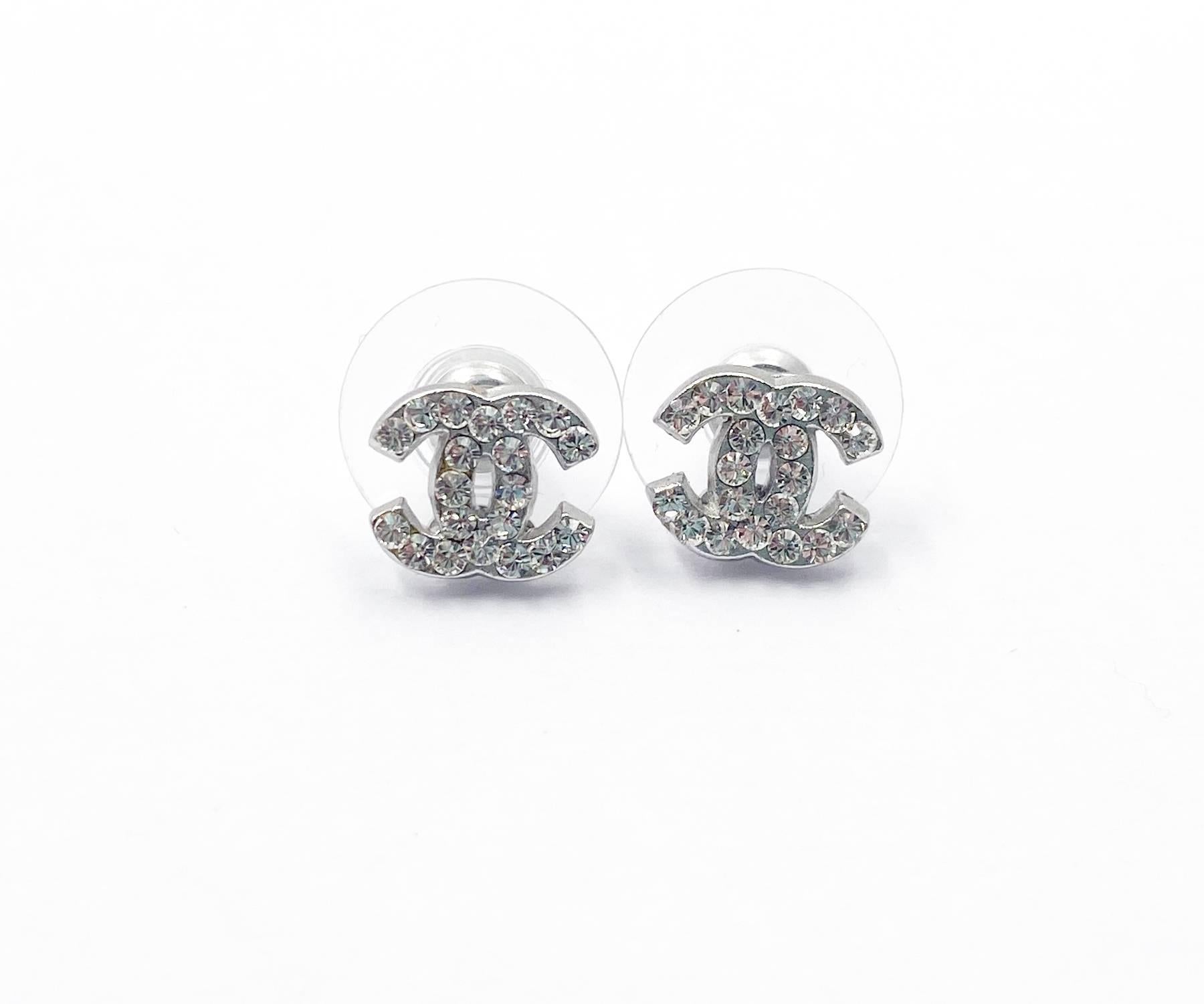 Chanel Classic Silver CC Crystal Small Piercing Earrings

*Marked 08
*Made in France
*Comes with the original box

-It is approximately 0.4
