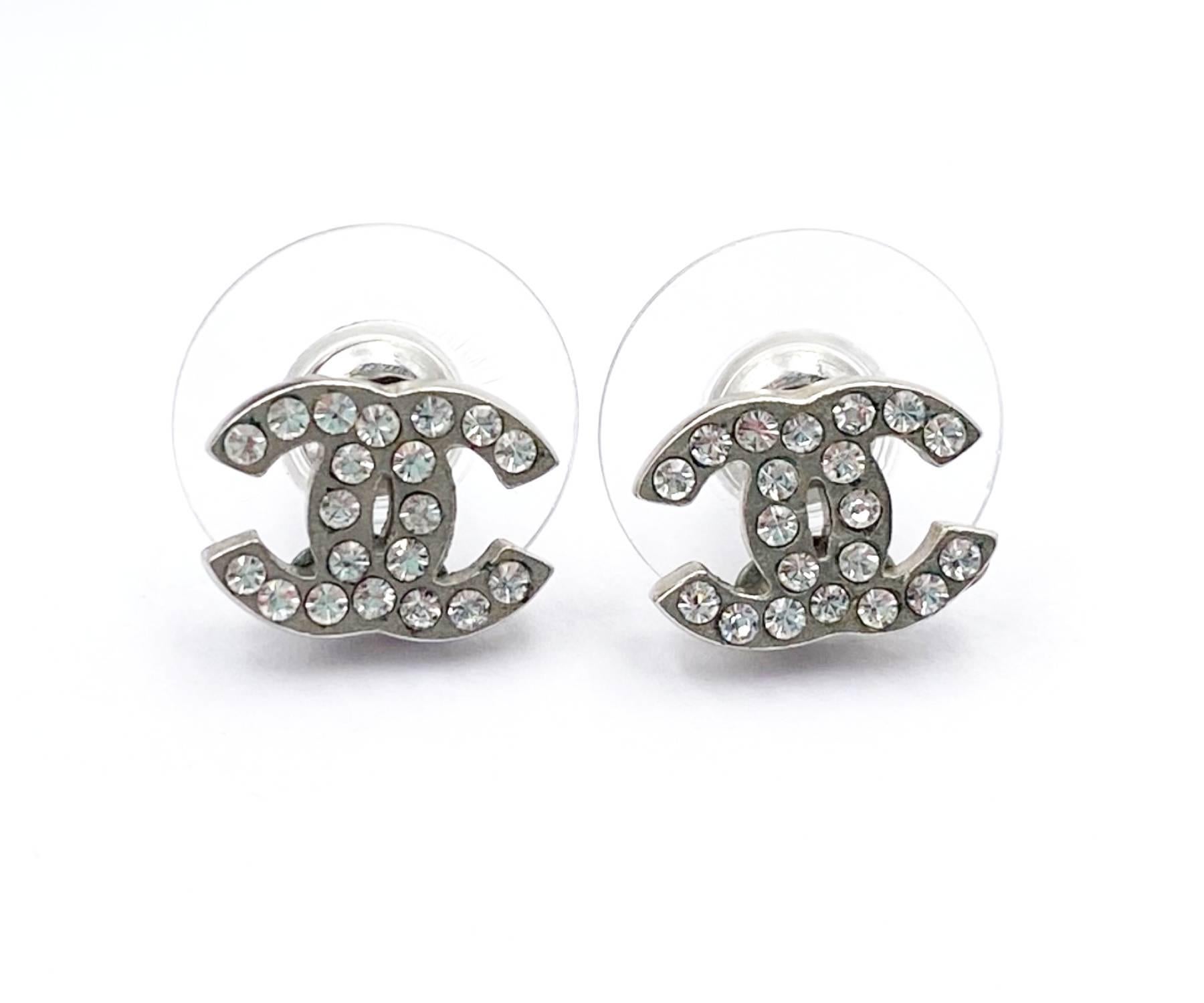 Chanel Classic Silver CC Crystal Small Piercing Earrings

*Marked 11
*Made in France


-It is approximately 0.3