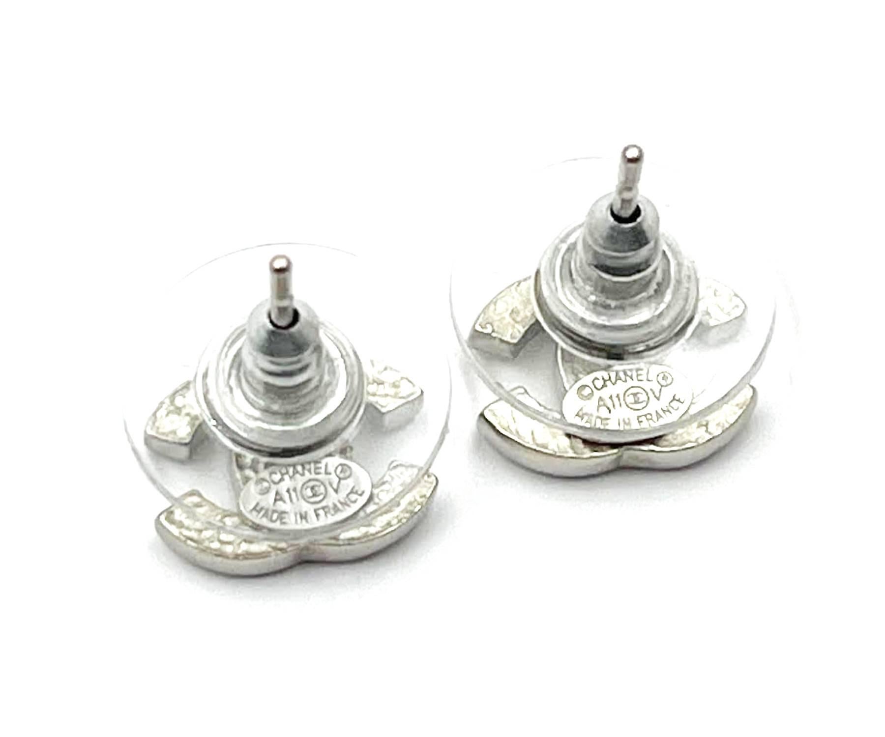 Chanel Classic Silver CC Crystal Small Piercing Earrings im Zustand „Hervorragend“ im Angebot in Pasadena, CA