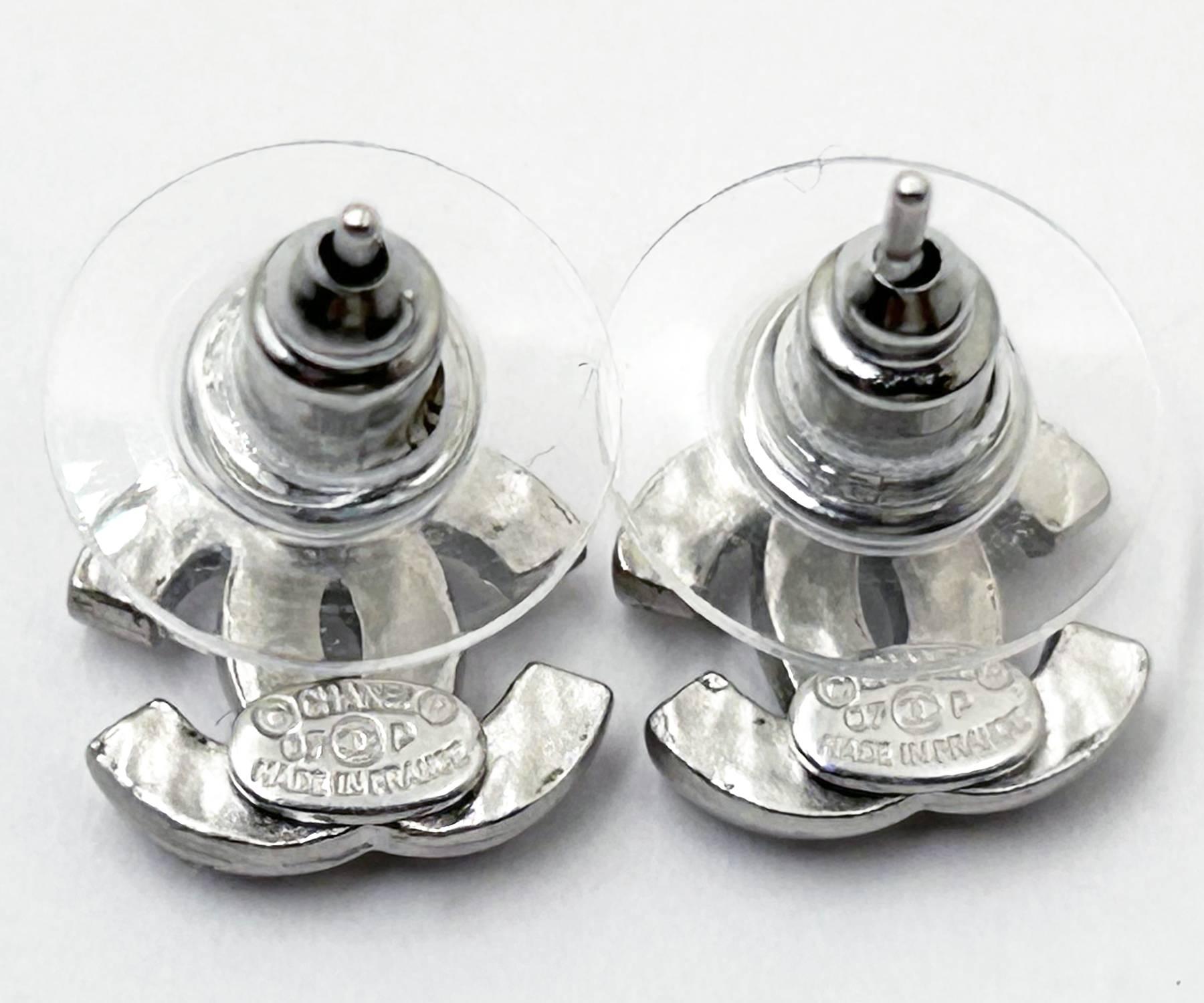 Donna Orecchini Chanel Classic Silver CC Crystal Small Piercing in vendita