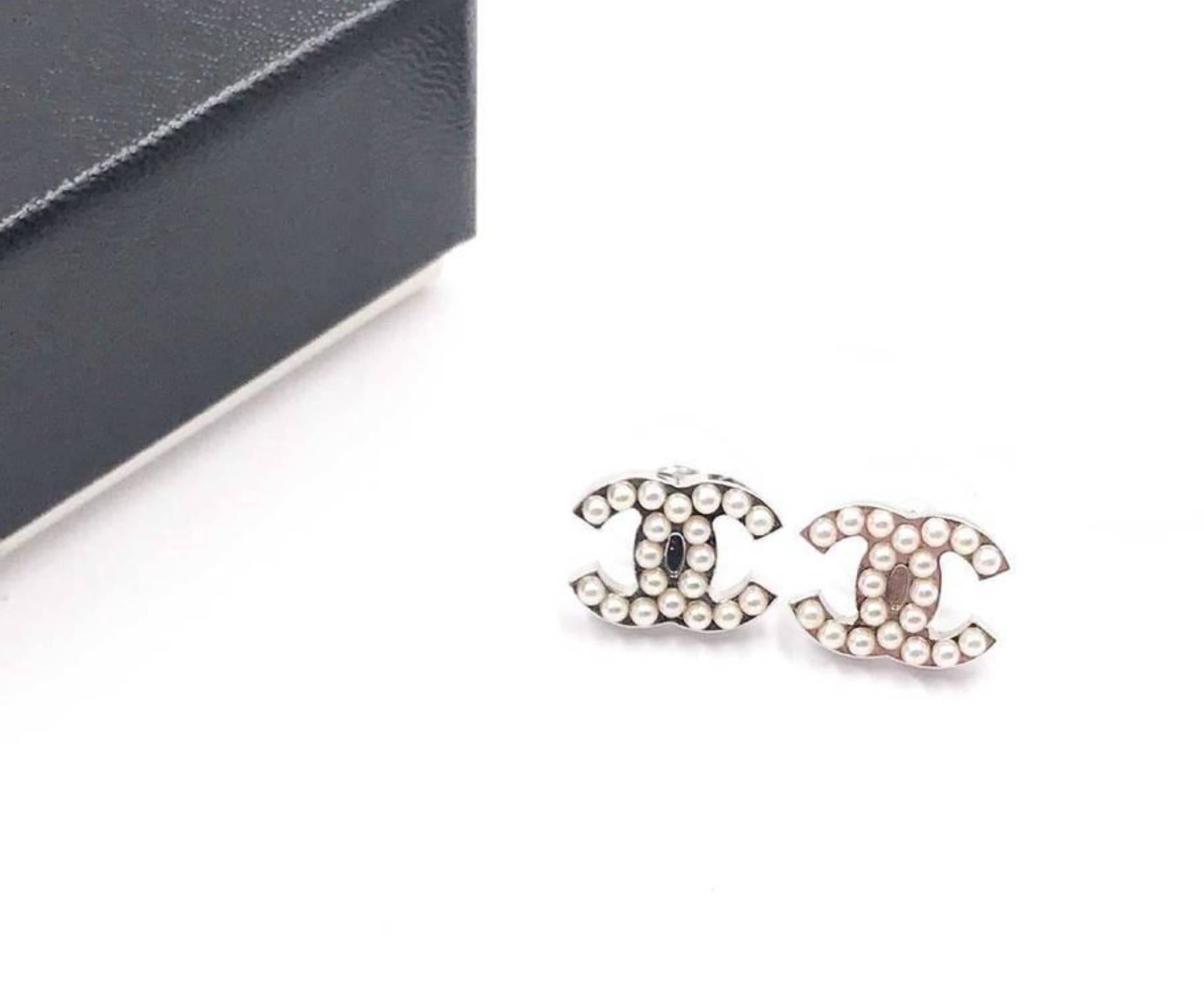 Artisan Chanel Classic Silver CC Faux Pearl Piercing Earrings For Sale