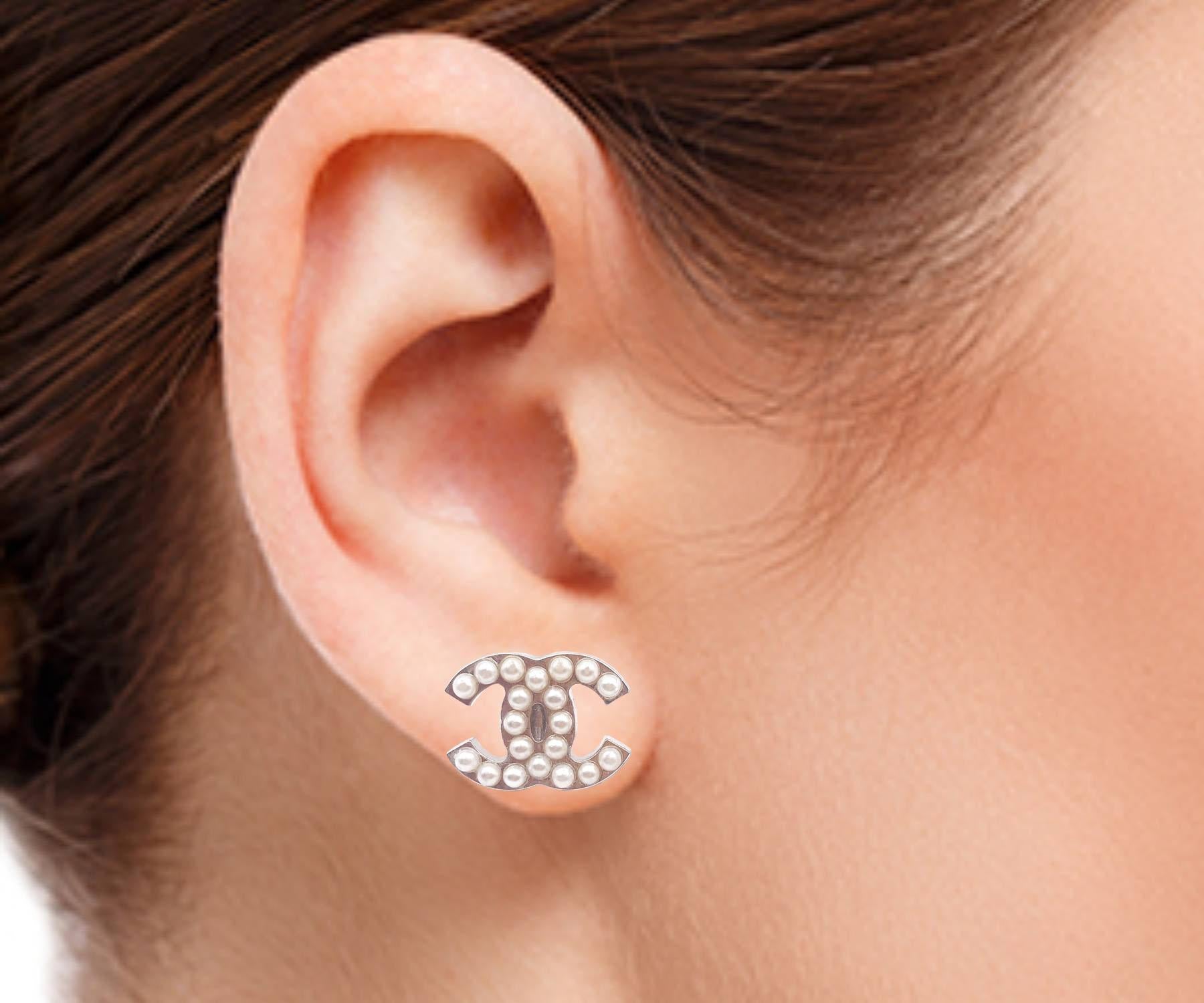Chanel Classic Silver CC Faux Pearl Piercing Earrings In Excellent Condition For Sale In Pasadena, CA