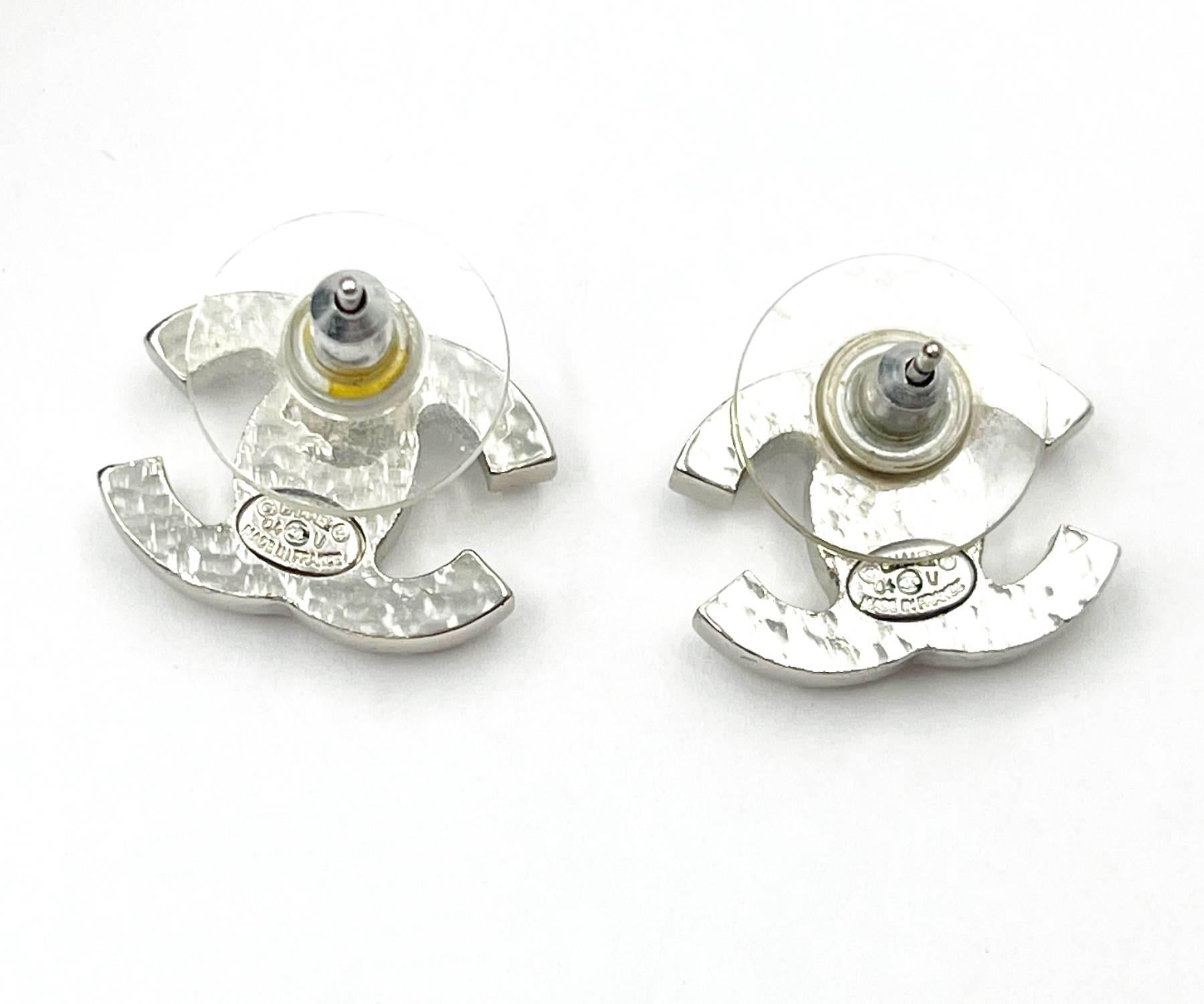 Women's Chanel Classic Silver CC Faux Pearl Piercing Earrings For Sale