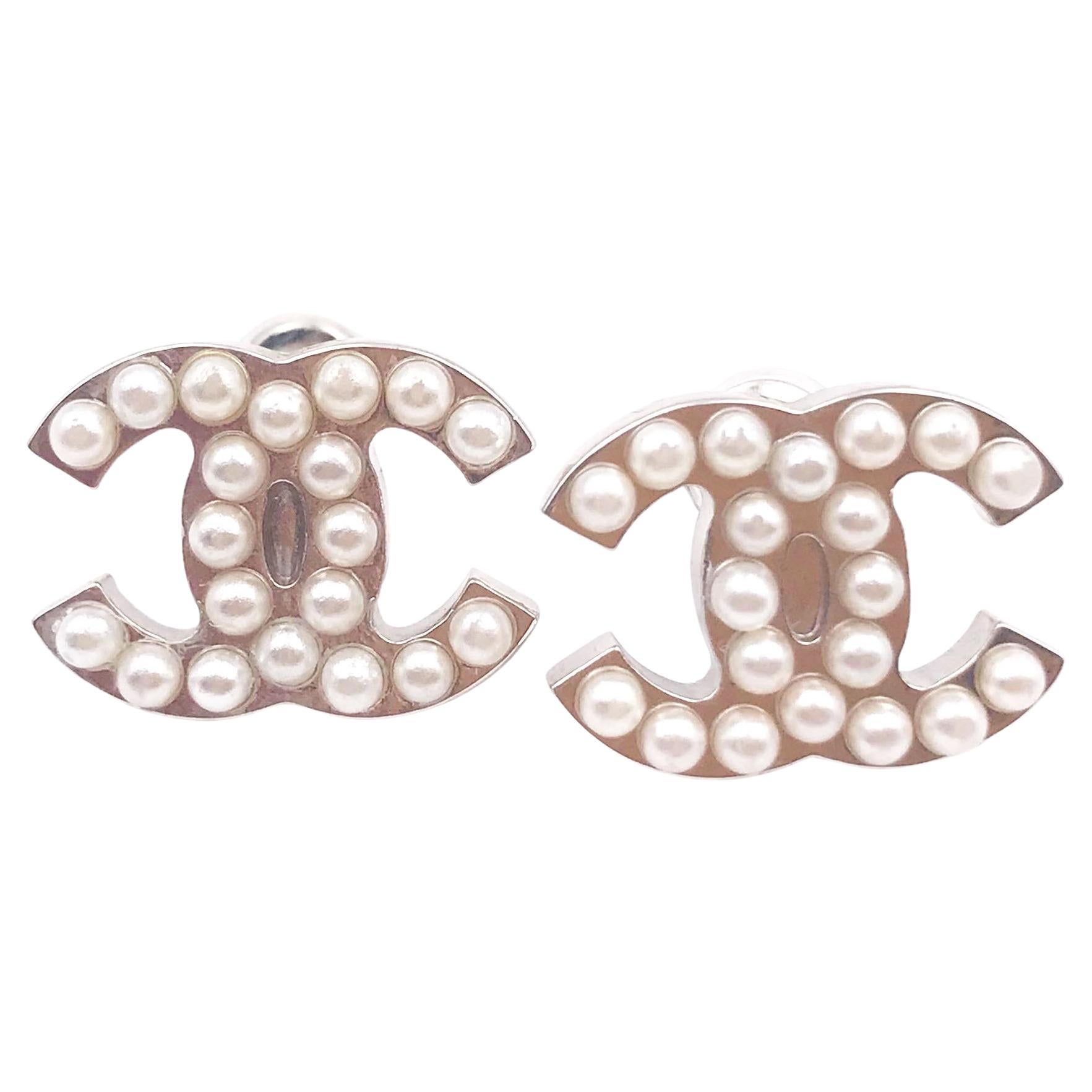 Chanel Pendientes clásicos de plata CC con perforación de perlas de imitación en venta