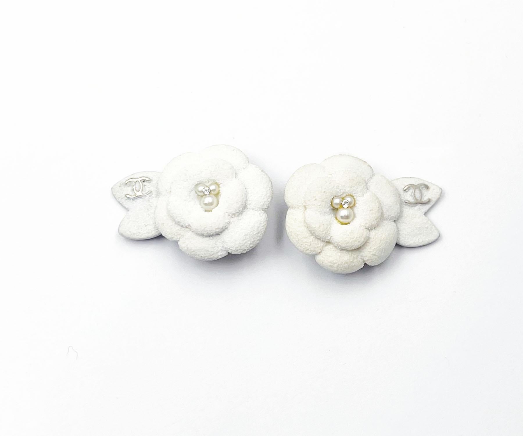Chanel Classic Silver CC Ivory Camellia Flower Clip on Earrings

*Marked 05 ( One of the stamps is missing.)
*Made in France
*Comes with the original box

-It is approximately 1.25