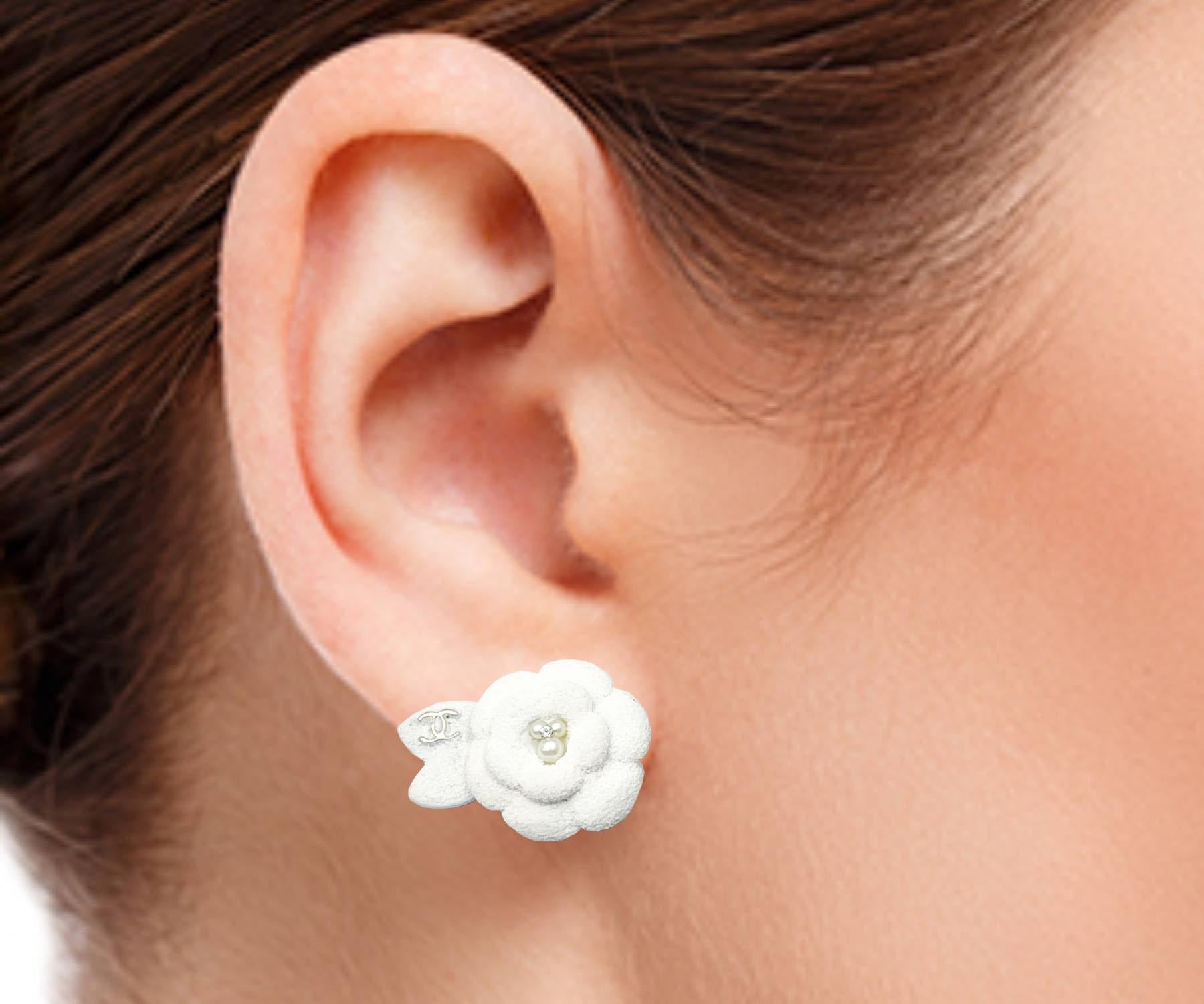 Chanel Classic Silver CC Ivory Camellia Flower Clip on Earrings In Excellent Condition For Sale In Pasadena, CA