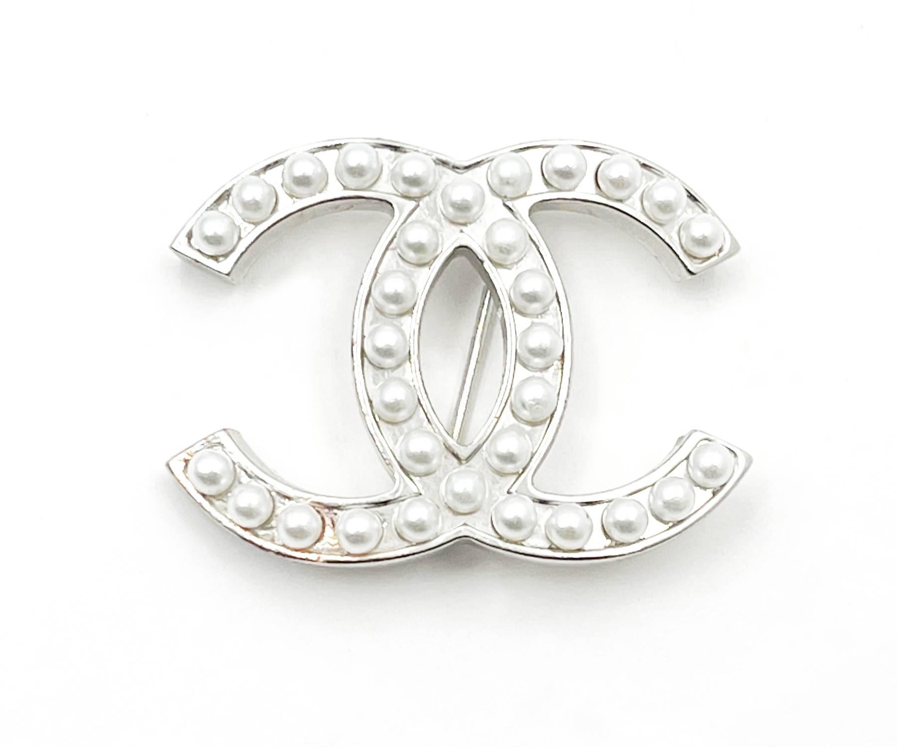 Chanel Classic Silver CC Pearl Brooch

*Marked 05
*Made in France

-Approximately 1.6″ x 1″
-Very pretty and classic
-In a good condition. There are some scuffs on the corner.

AB2005-00336

