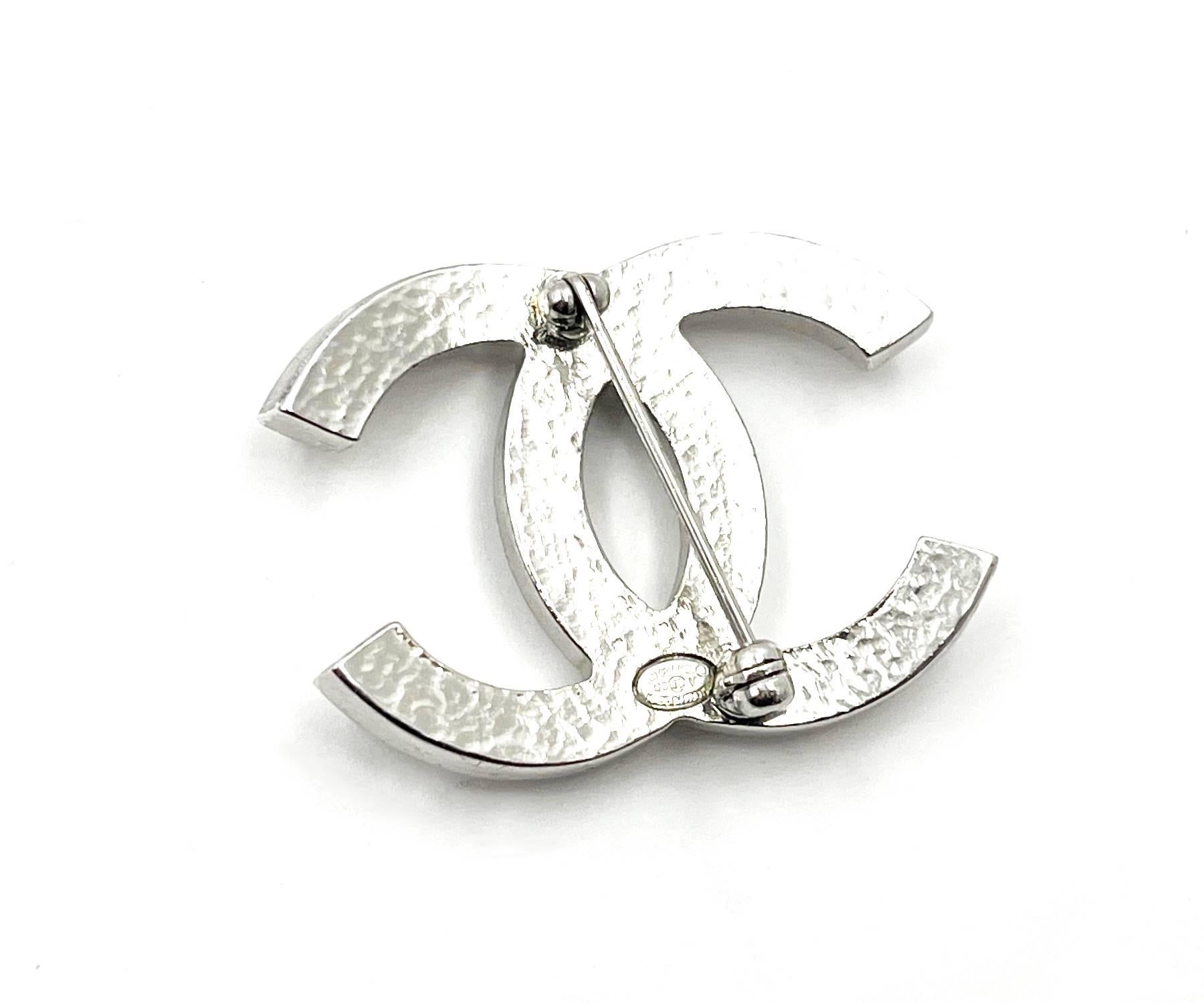Chanel Classic Silber CC Perlenbrosche im Zustand „Gut“ im Angebot in Pasadena, CA