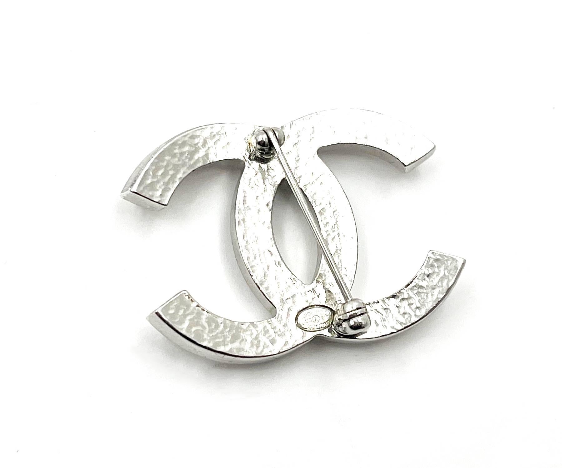 Artisan Chanel Classic Silver CC Pearl Medium Brooch For Sale