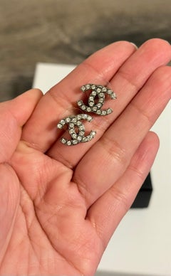 Chanel Classic – Ohrstecker mit silbernem Kristall und CC-Logo