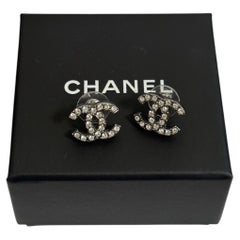 Chanel Classic – Ohrstecker mit silbernem Kristall und CC-Logo