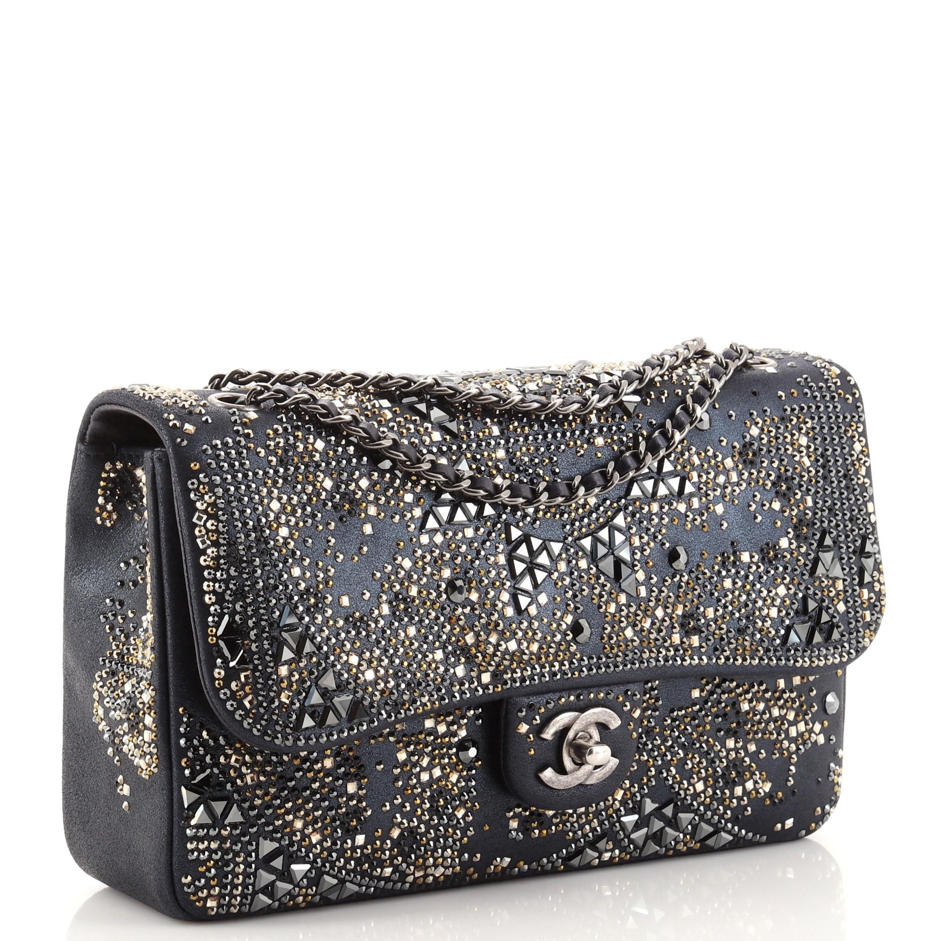 Chanel Klassische Chanel-Einfachtasche aus Leder mit Kristallverzierung Medium (Schwarz)