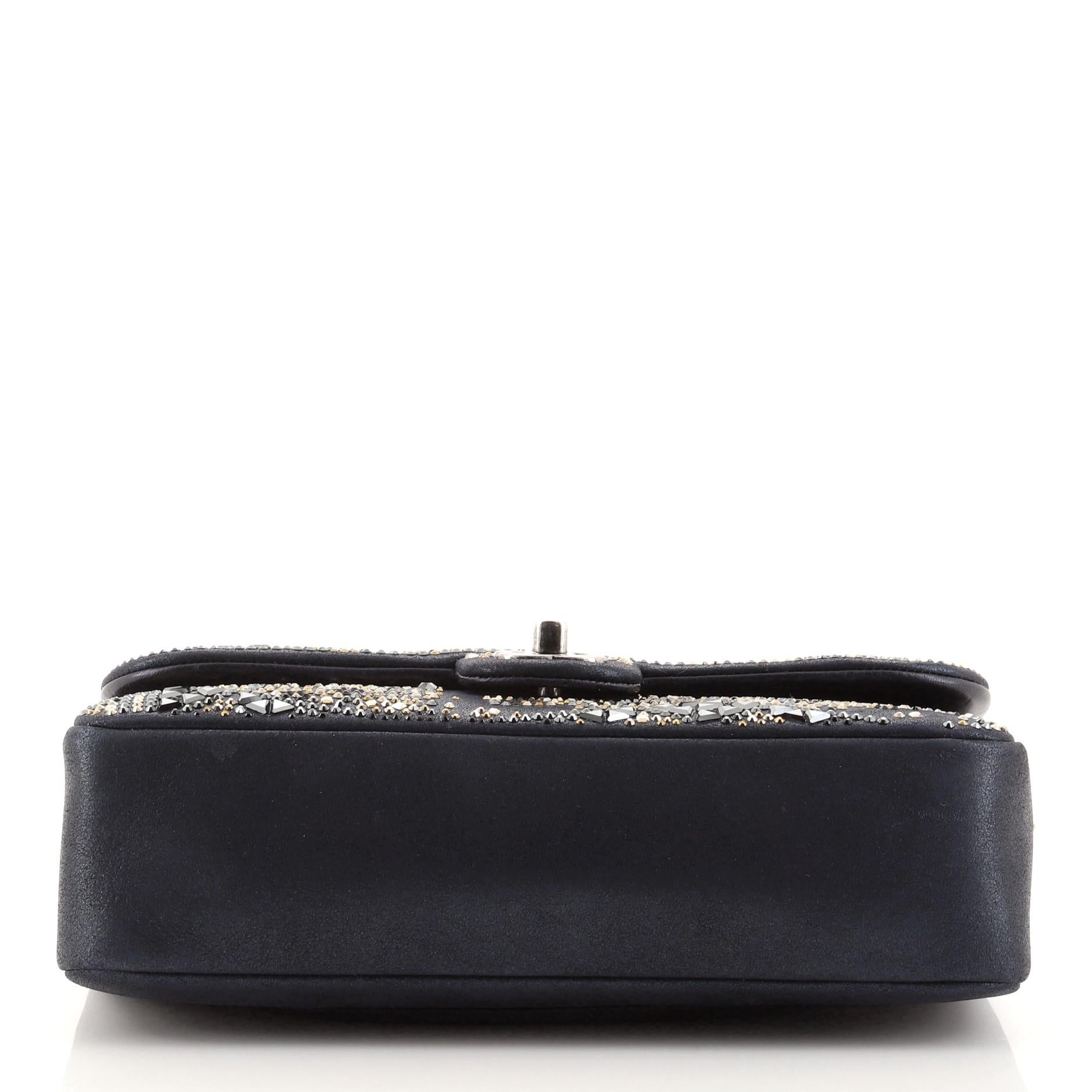 Chanel Klassische Chanel-Einfachtasche aus Leder mit Kristallverzierung Medium für Damen oder Herren