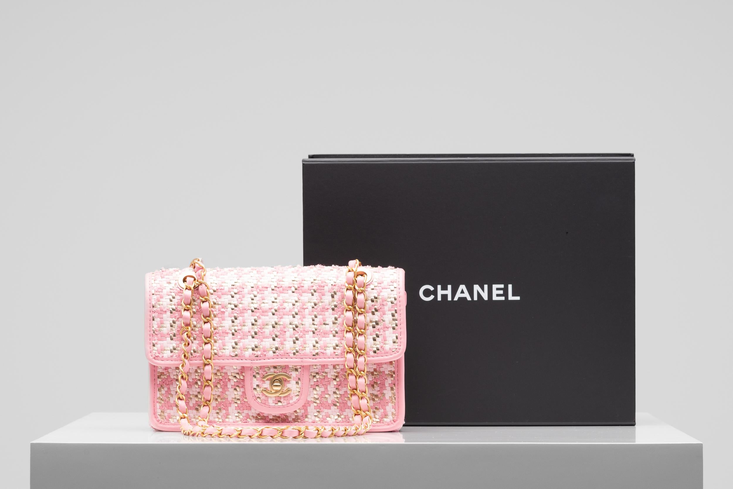 From the collection of SAVINETI we offer this rare Chanel Flap Bag:
- Brand: Chanel
- Model: Flap Bag Pink Tweed/Lambskin
- Year: 2023
- Condition: Excellent (as new)
- Materials: lambskin leather, tweed, Gold-Tone hardware
- Extras: Full-Set