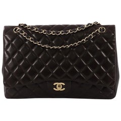 Chanel Classic Sac à rabat simple Maxi en cuir d
agneau matelassé