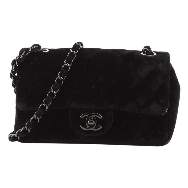 Sac à rabat simple classique Chanel en velours matelassé Mini