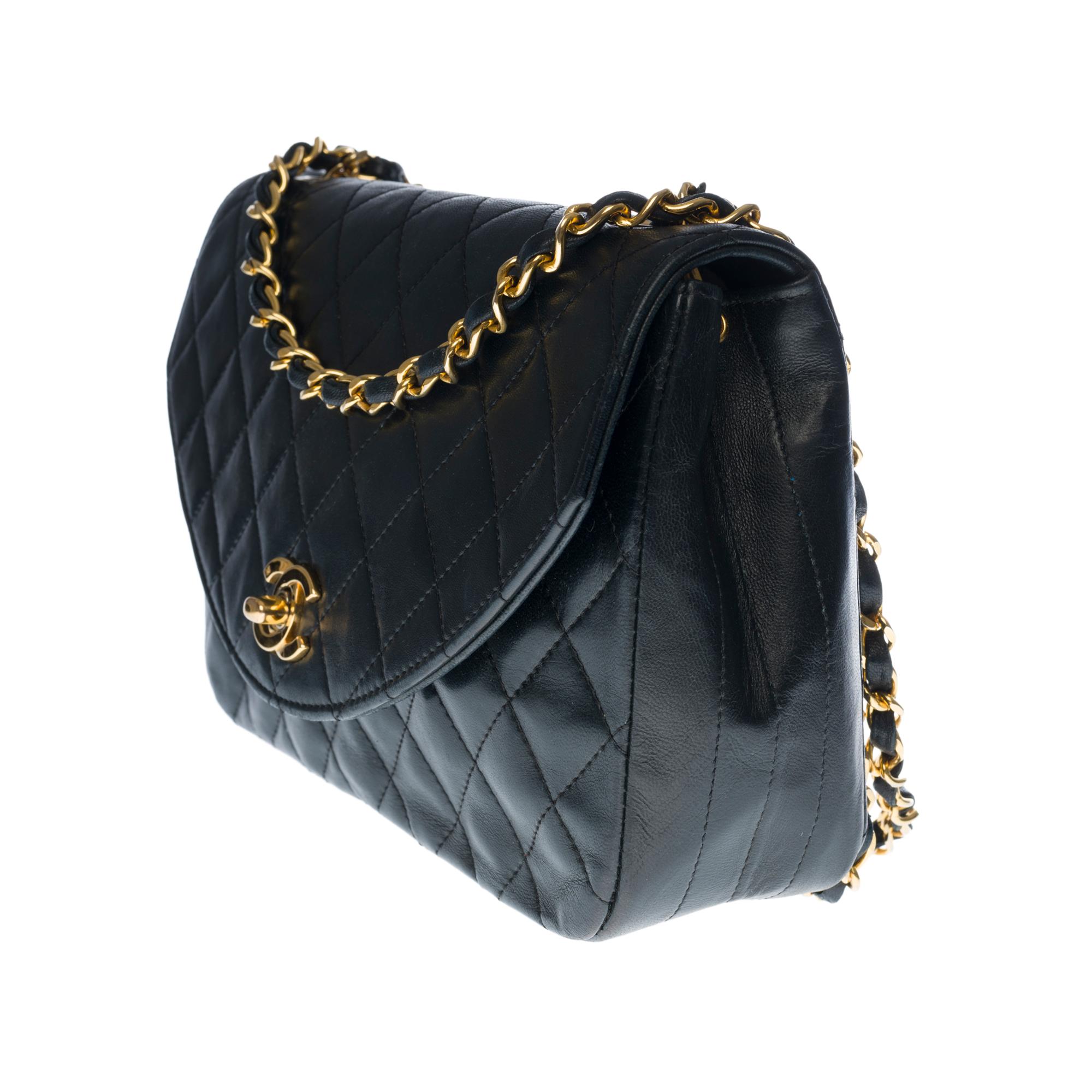 Chanel Classic Single Flap shoulder bag in Black quilted lambskin, GHW In Good Condition In Paris, IDF