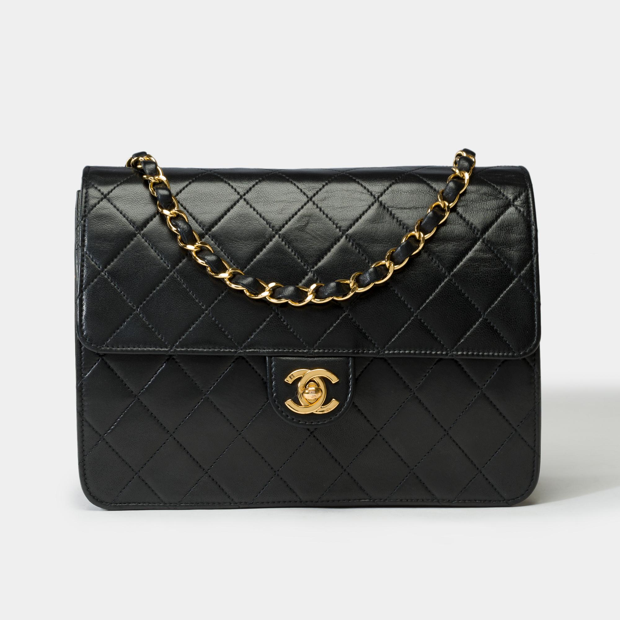 Gorgeous​ ​Chanel​ ​Classic​ ​shoulder​ ​Flap​ ​bag​ ​in​ ​black​ ​quilted​ ​lambskin​ ​leather,​ ​gold​ ​metal​ ​trim,​ ​a​ ​chain​ ​handle​ ​in​ ​gold​ ​metal​ ​interlaced​ ​with​ ​black​ ​leather​ ​allowing​ ​a​ ​shoulder​ ​or​ ​crossbody​