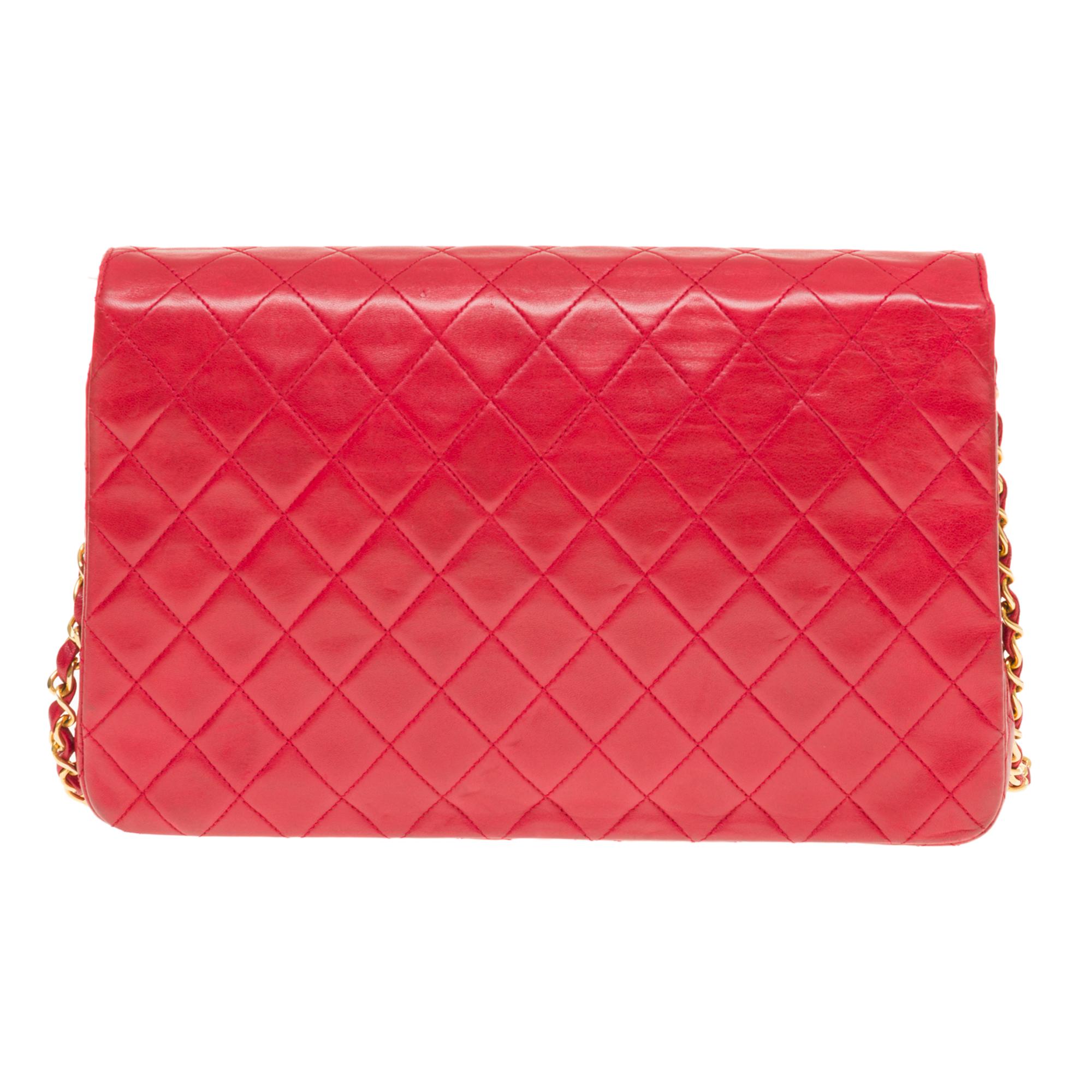 Splendid Chanel Classique shoulder bag with red quilted leather flap, gold-tone metal hardware, a gold-tone metal chain handle intertwined with red leather for shoulder support .
CC logo closure in gold metal on flap.
Red leather lining, one central