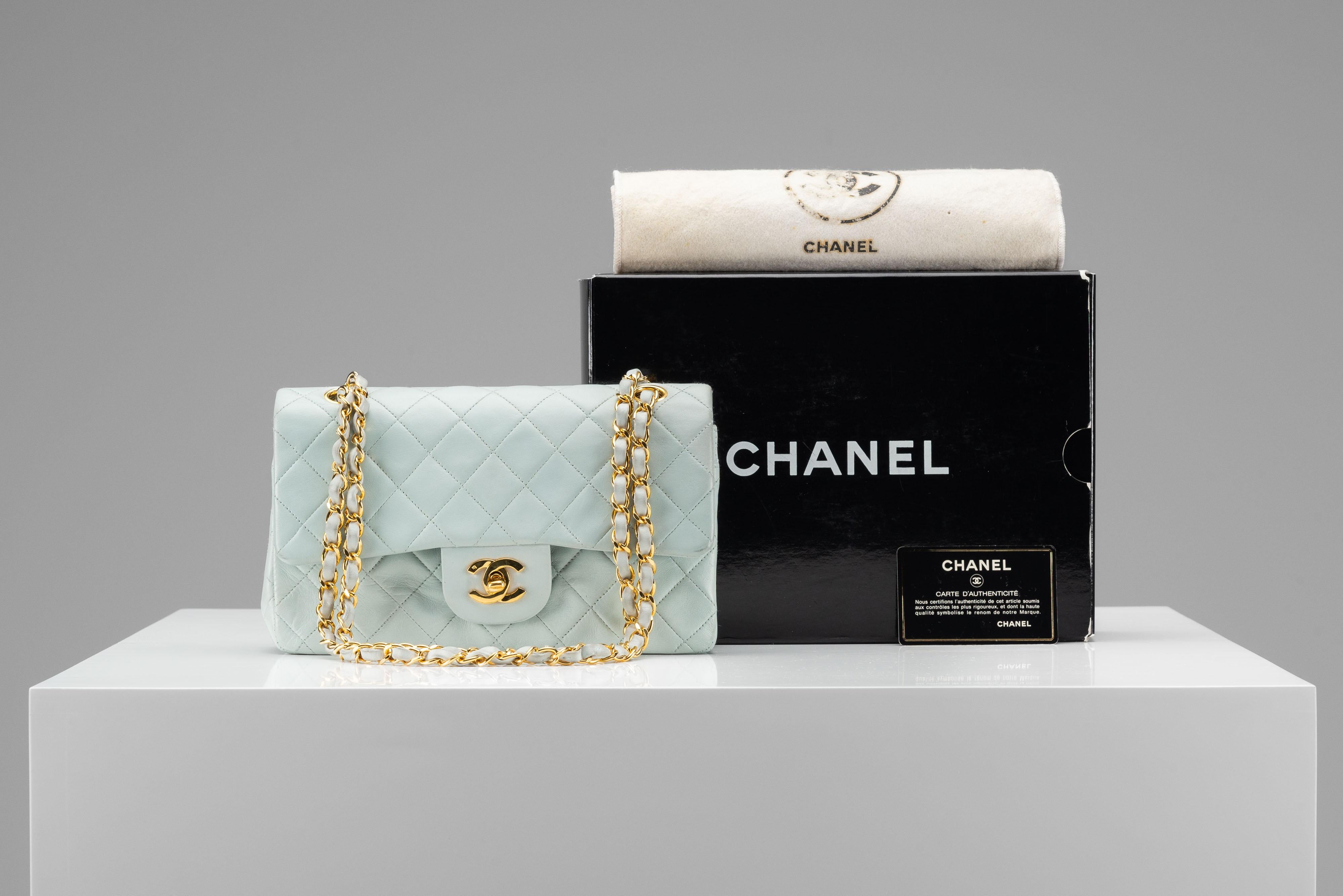From the collection of SAVINETI we offer this Chanel Classic Flap Small:

- Brand: Chanel
- Model: Classic Flap Small
- Color: Baby Blue
- Year: 1991-1994
- Condition: Good Vintage Condition
- Materials: Lambskin leather, 24k gold-plated hardware
-