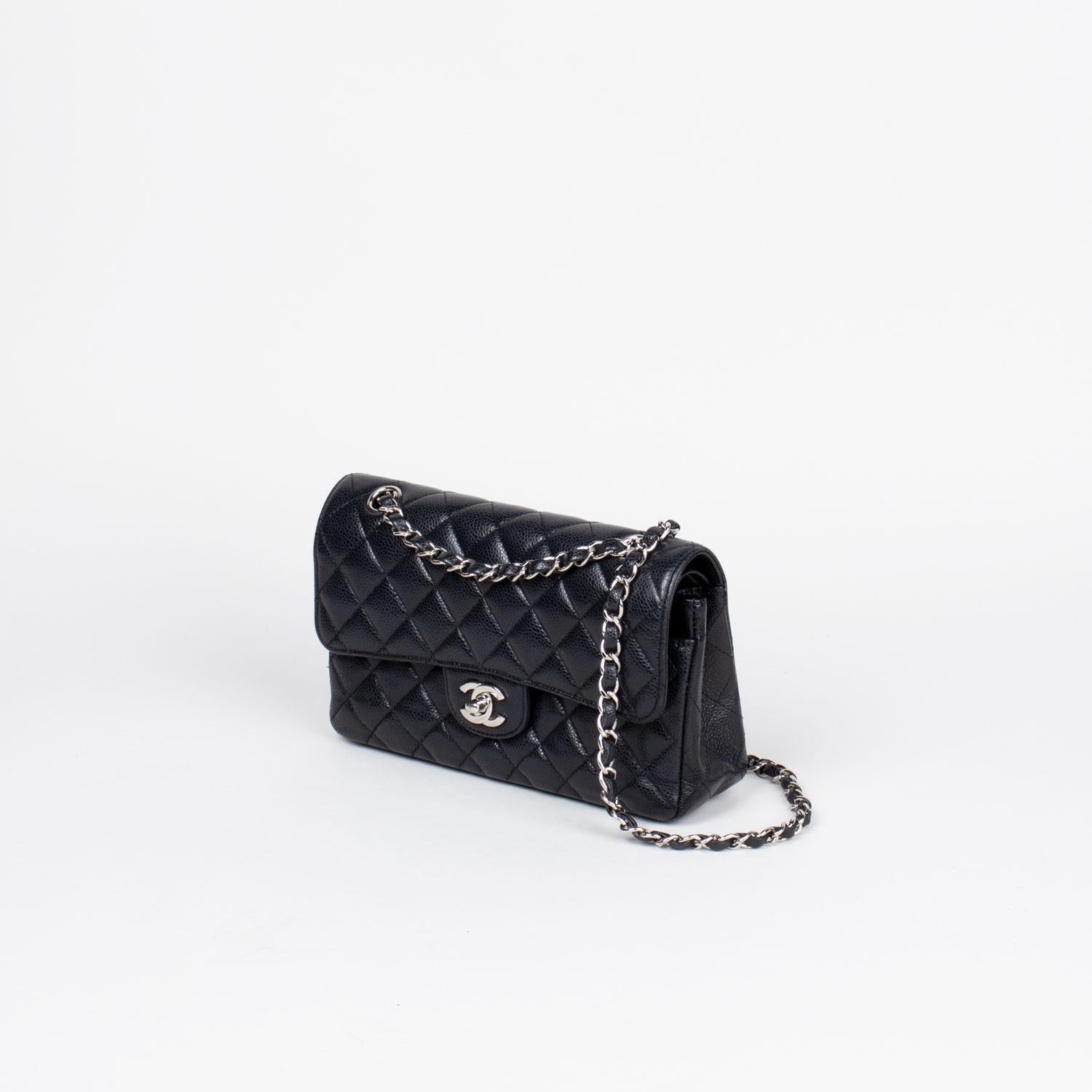 Black quilted Caviar leather Chanel Classic Small Double Flap bag with

– Silver-tone hardware
– Convertible chain-link and leather shoulder strap
– Single patch pocket at back
– Single zip pocket at flap underside, three compartments; two with snap