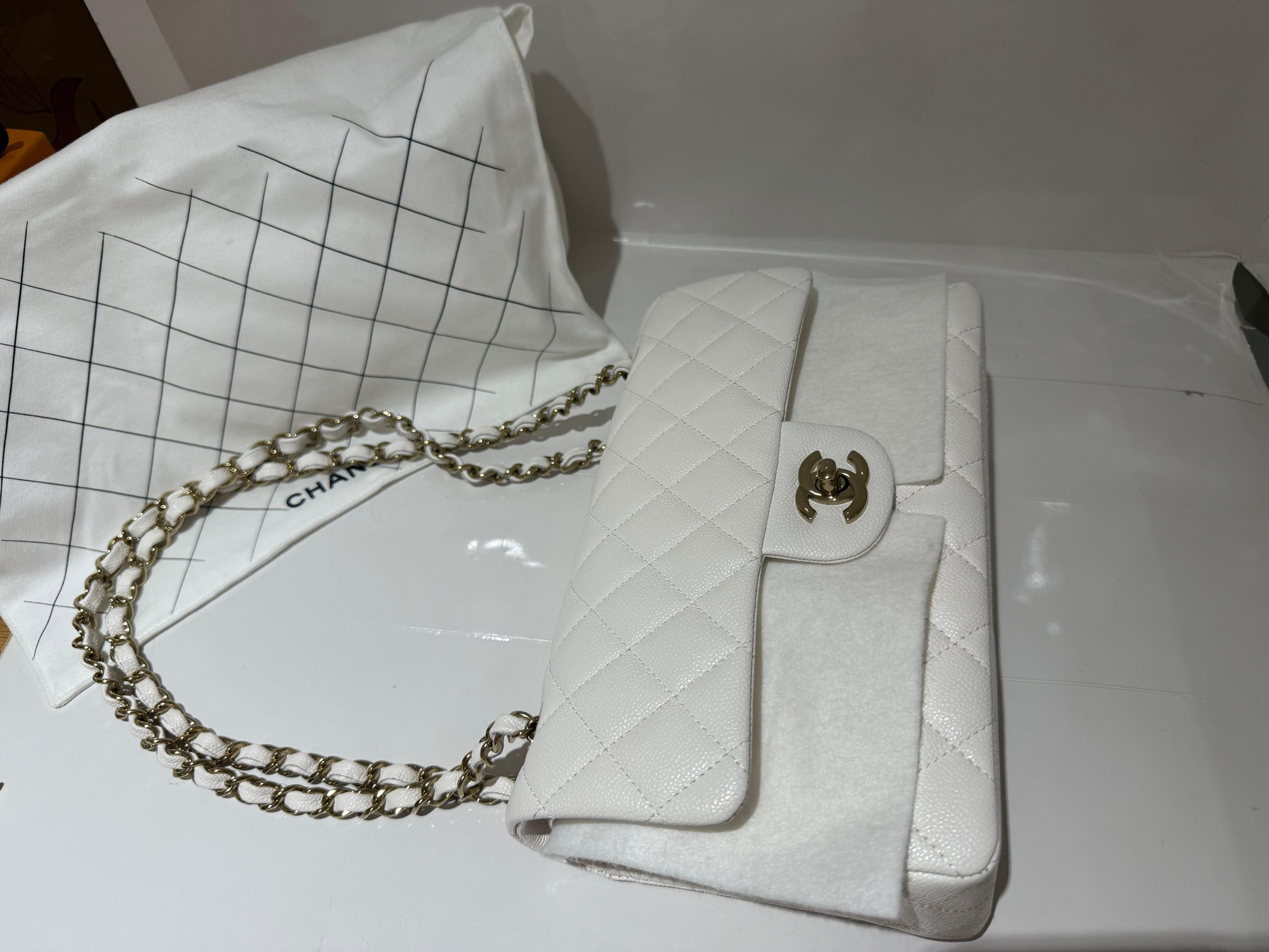 Gris Chanel Classic - Petit sac à double rabat en caviar blanc LGHW en vente