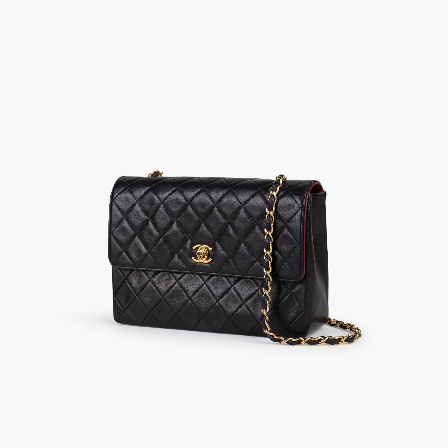 Black quilted leather Chanel Classic small single flap crossbody bag with

– Gold-tone hardware
– Chain-Link Shoulder Strap
– Burgundy leather lining
– Three interior compartments, single zip pocket at interior wall and CC turn-lock closure at front