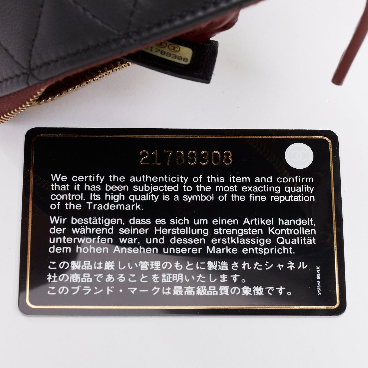 CHANEL Classic Petite pochette zippée en cuir d'agneau lisse  pochette en métal doré en vente 5